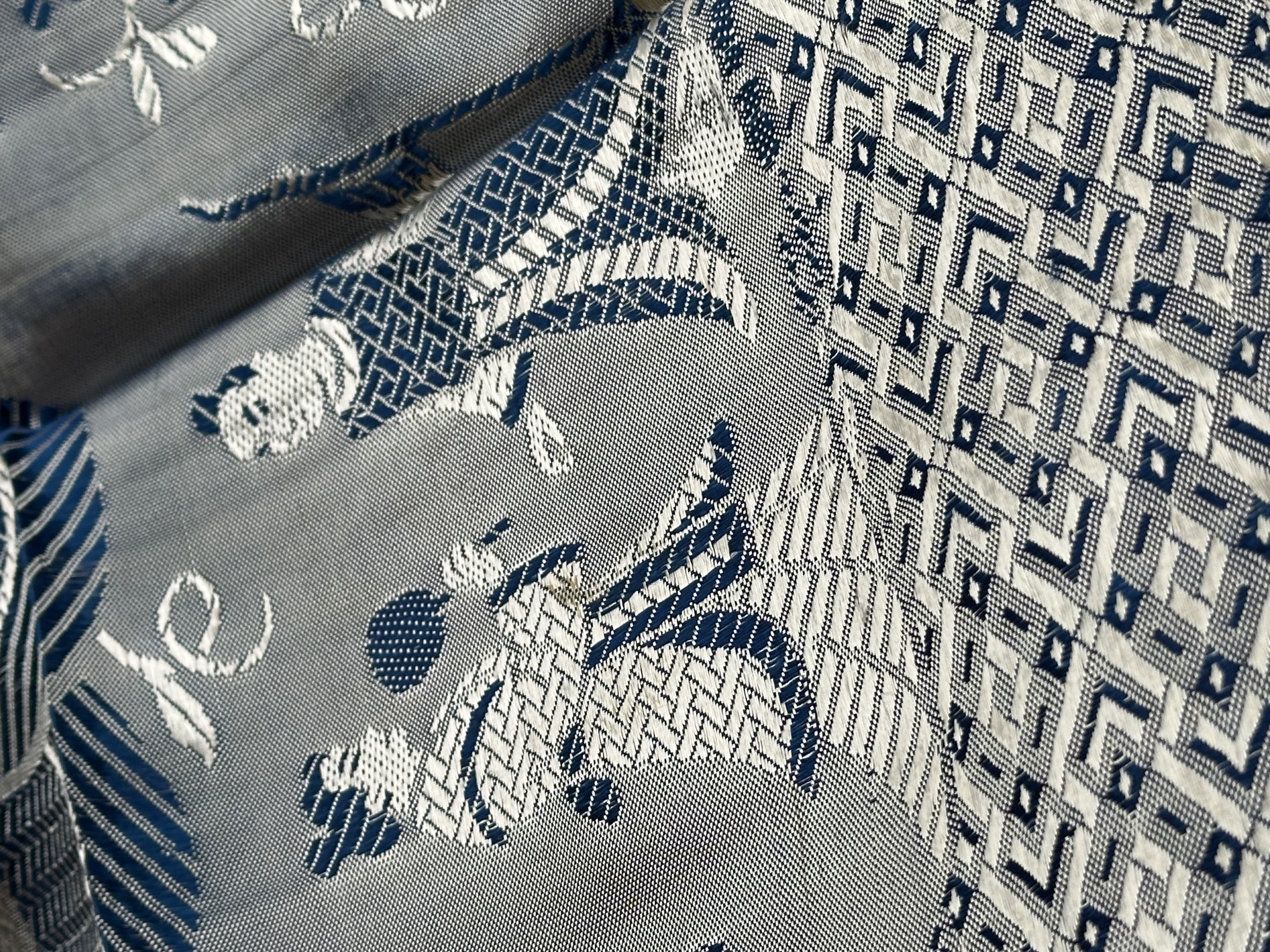 Colcha tornasolada Chinoiserie. Azul y plata.