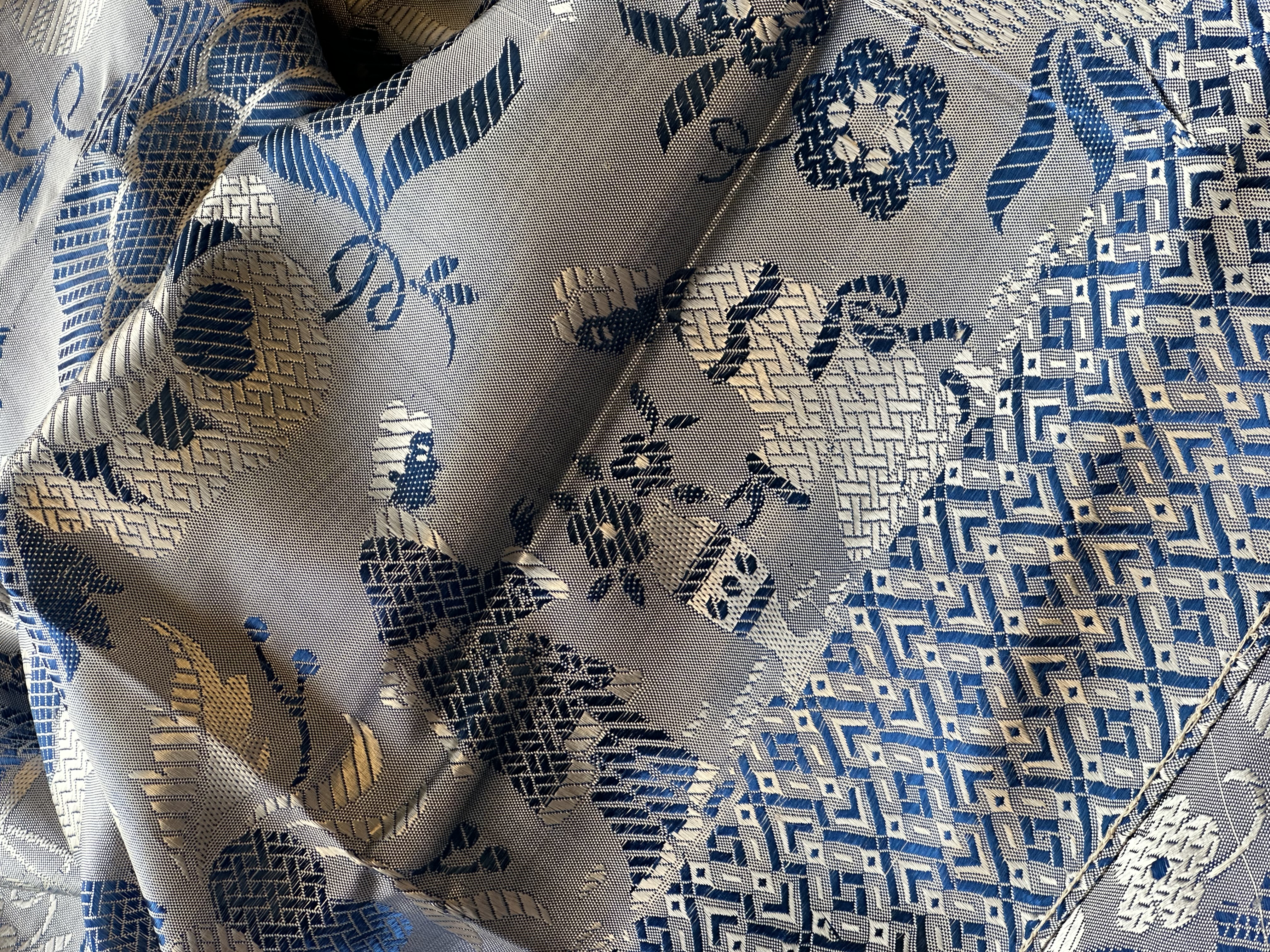 Colcha tornasolada Chinoiserie. Azul y plata.