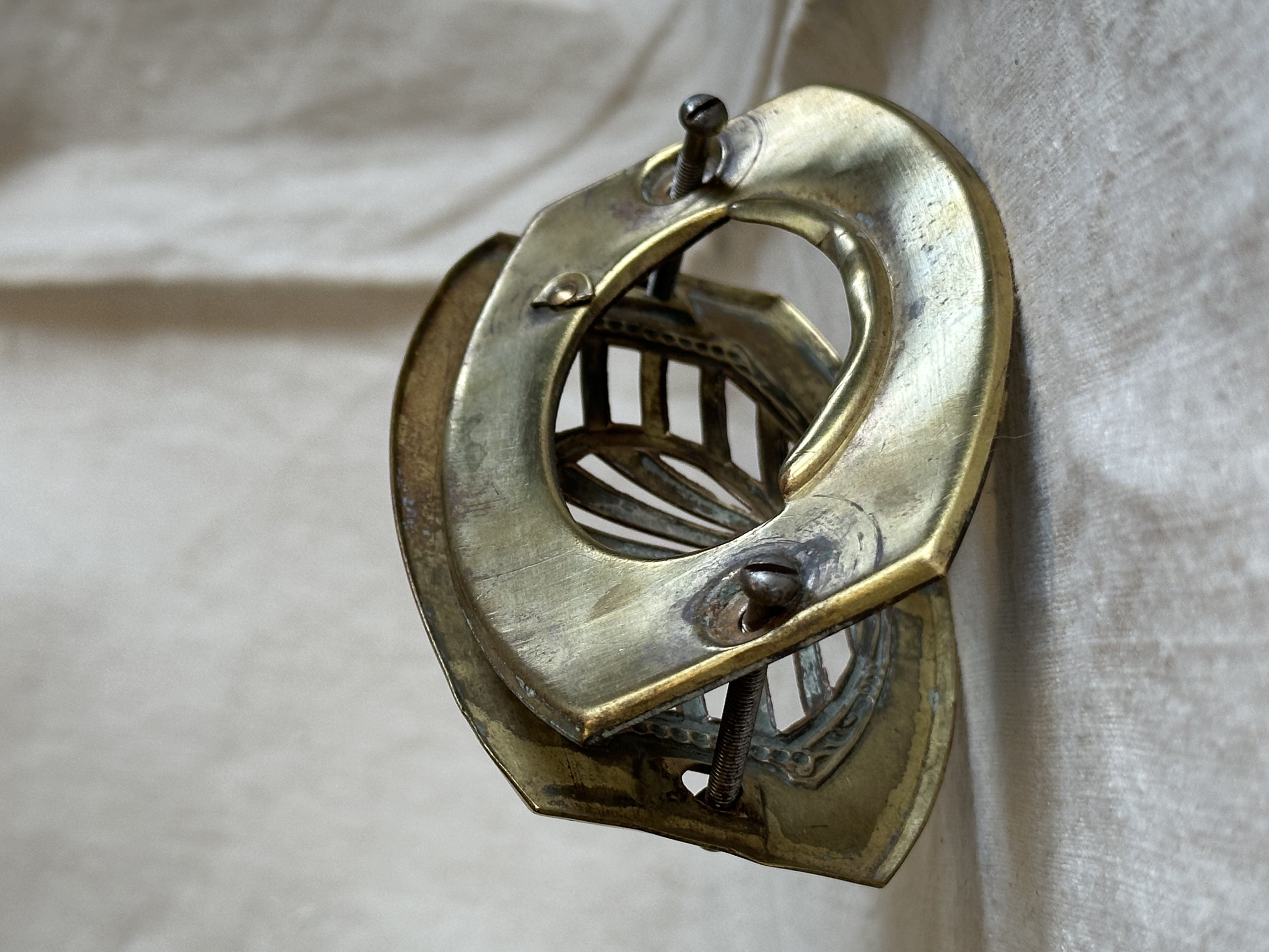 Mirilla modernista de latón dorado