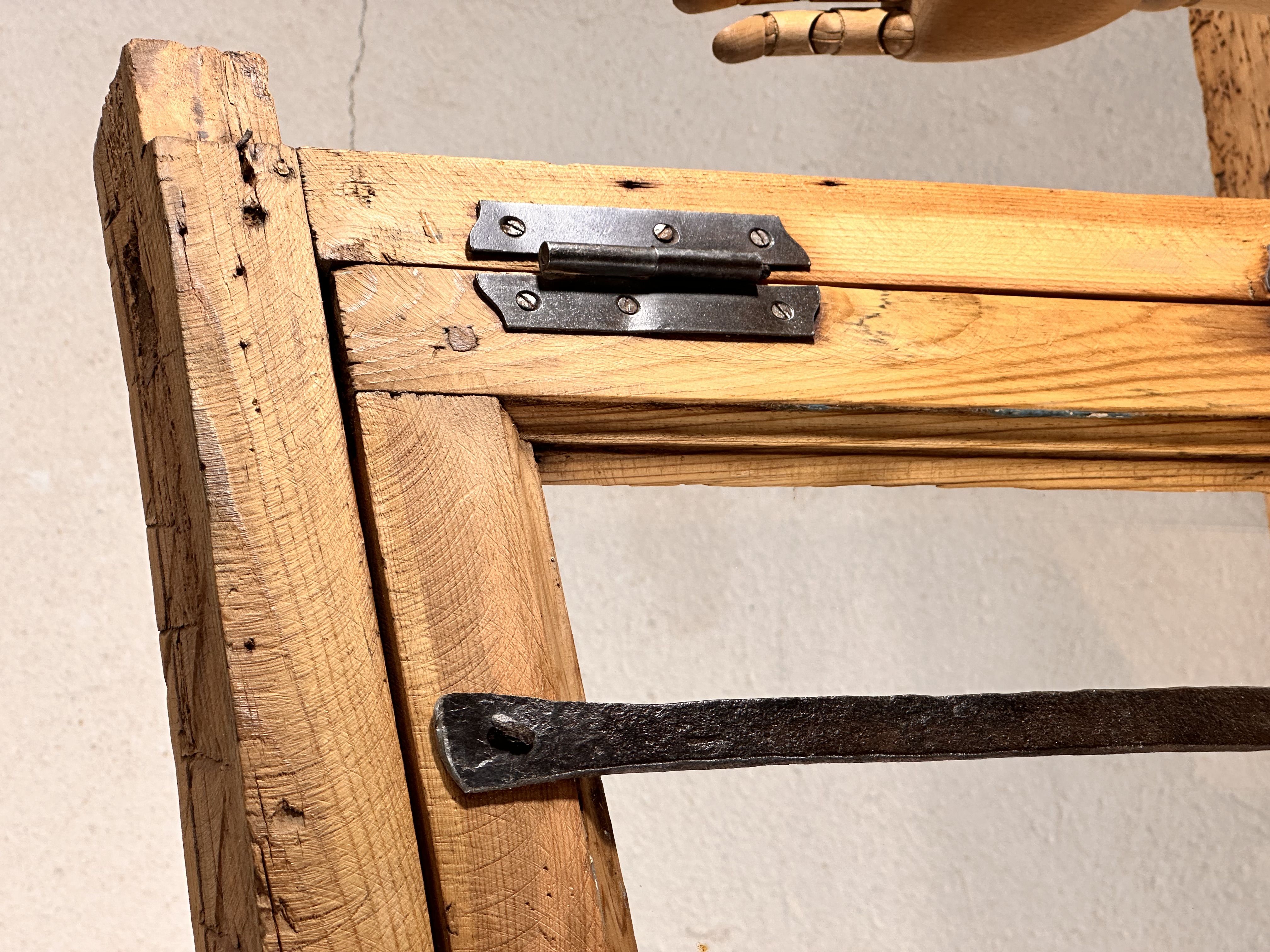 Ventanuco antiguo de madera y forja