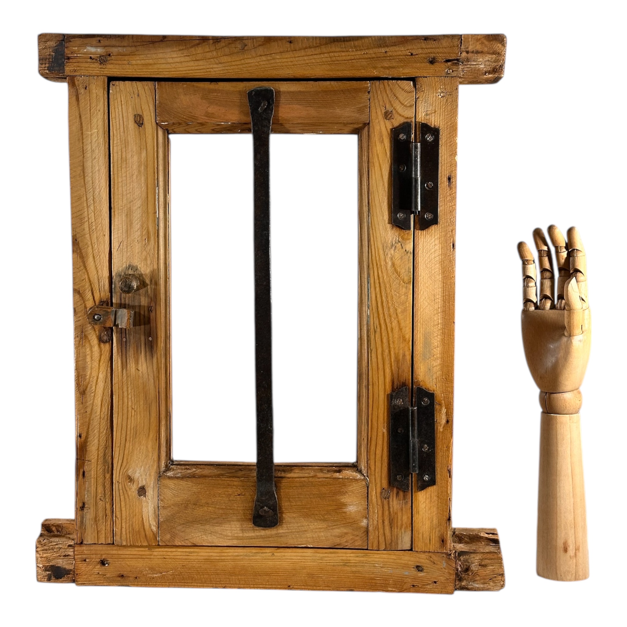 Ventanuco antiguo de madera y forja