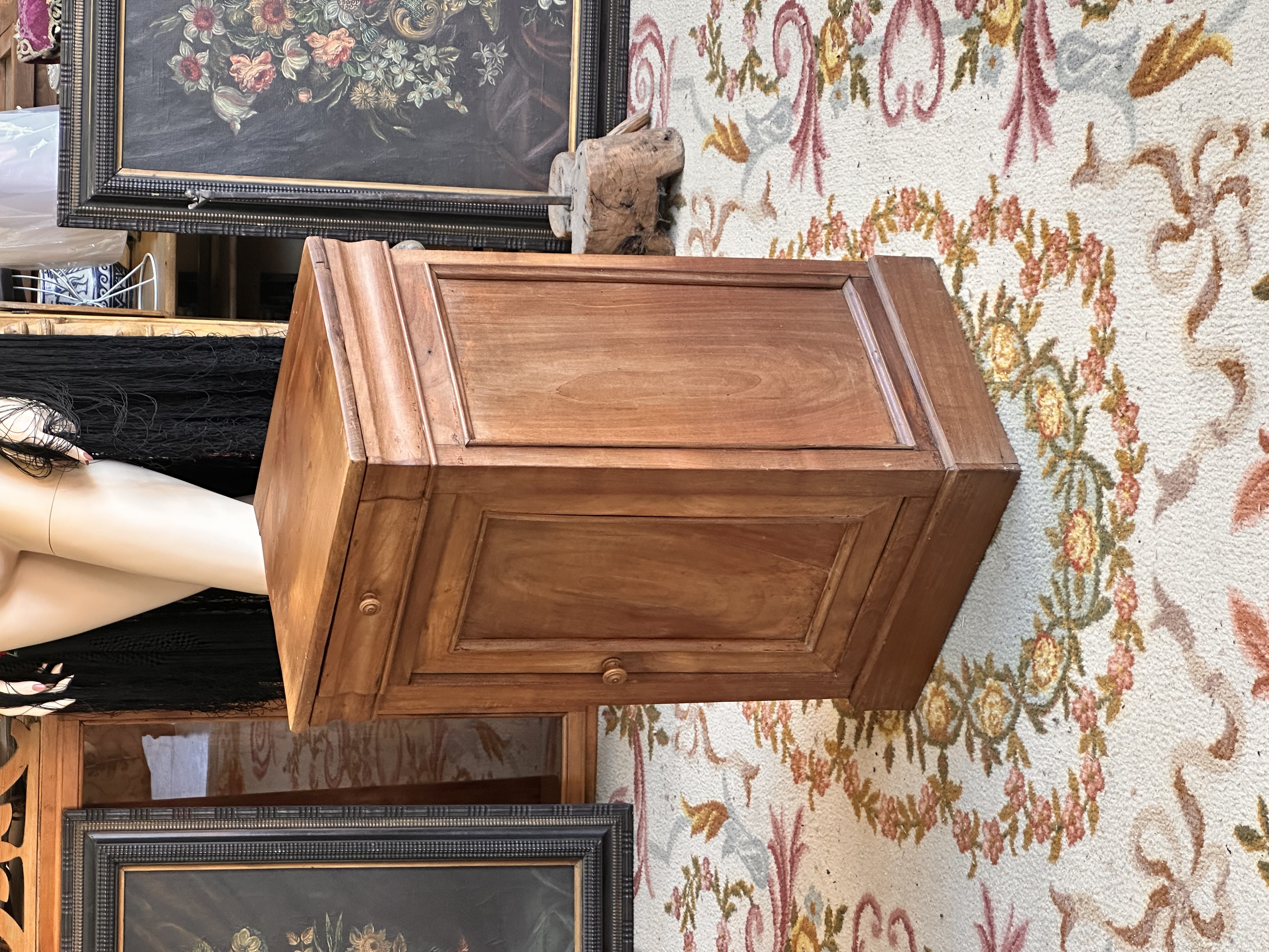 Mesilla de noche antigua, madera de nogal.