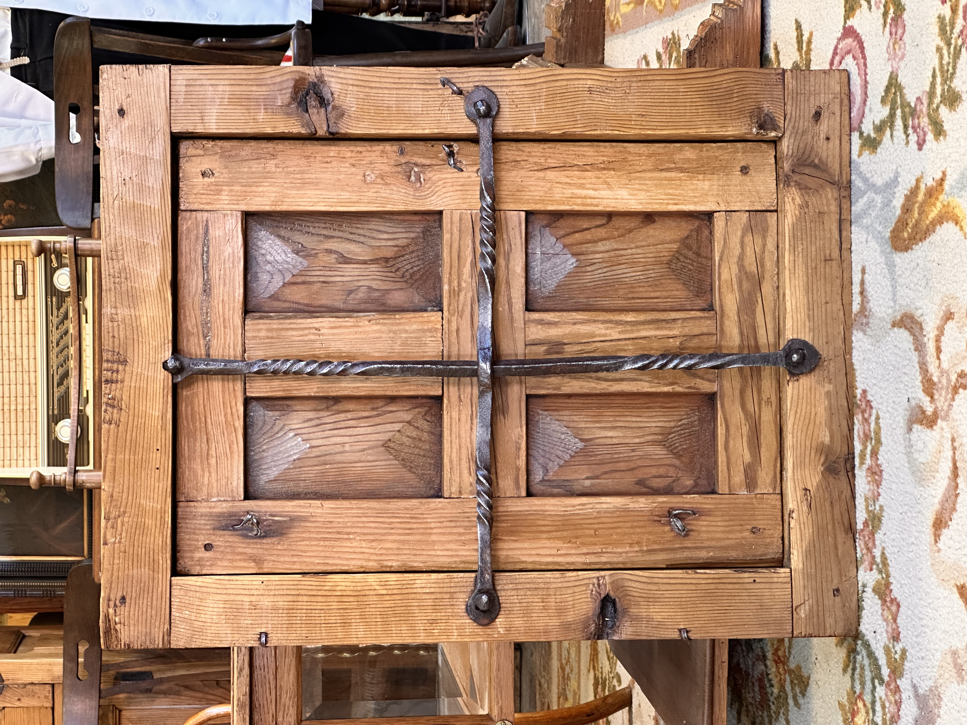 Ventana antigua con reja de forja