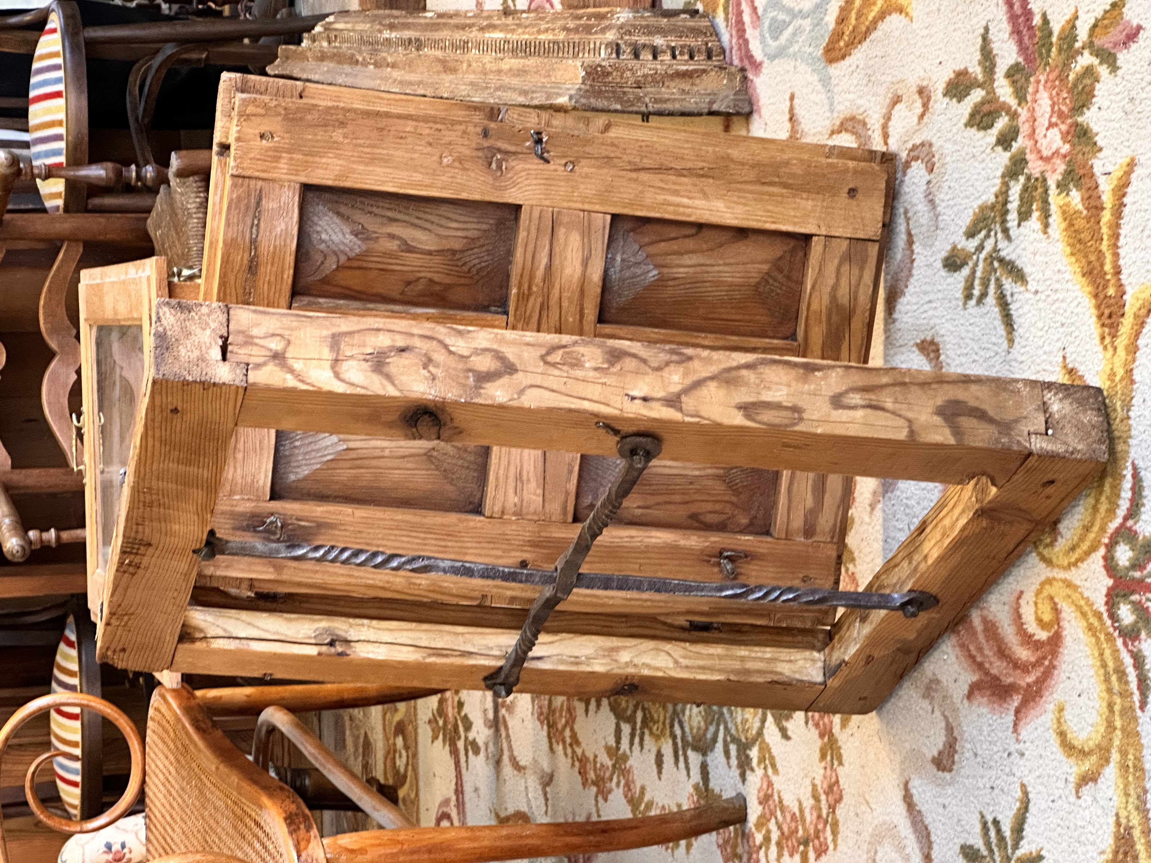 Ventana antigua con reja de forja