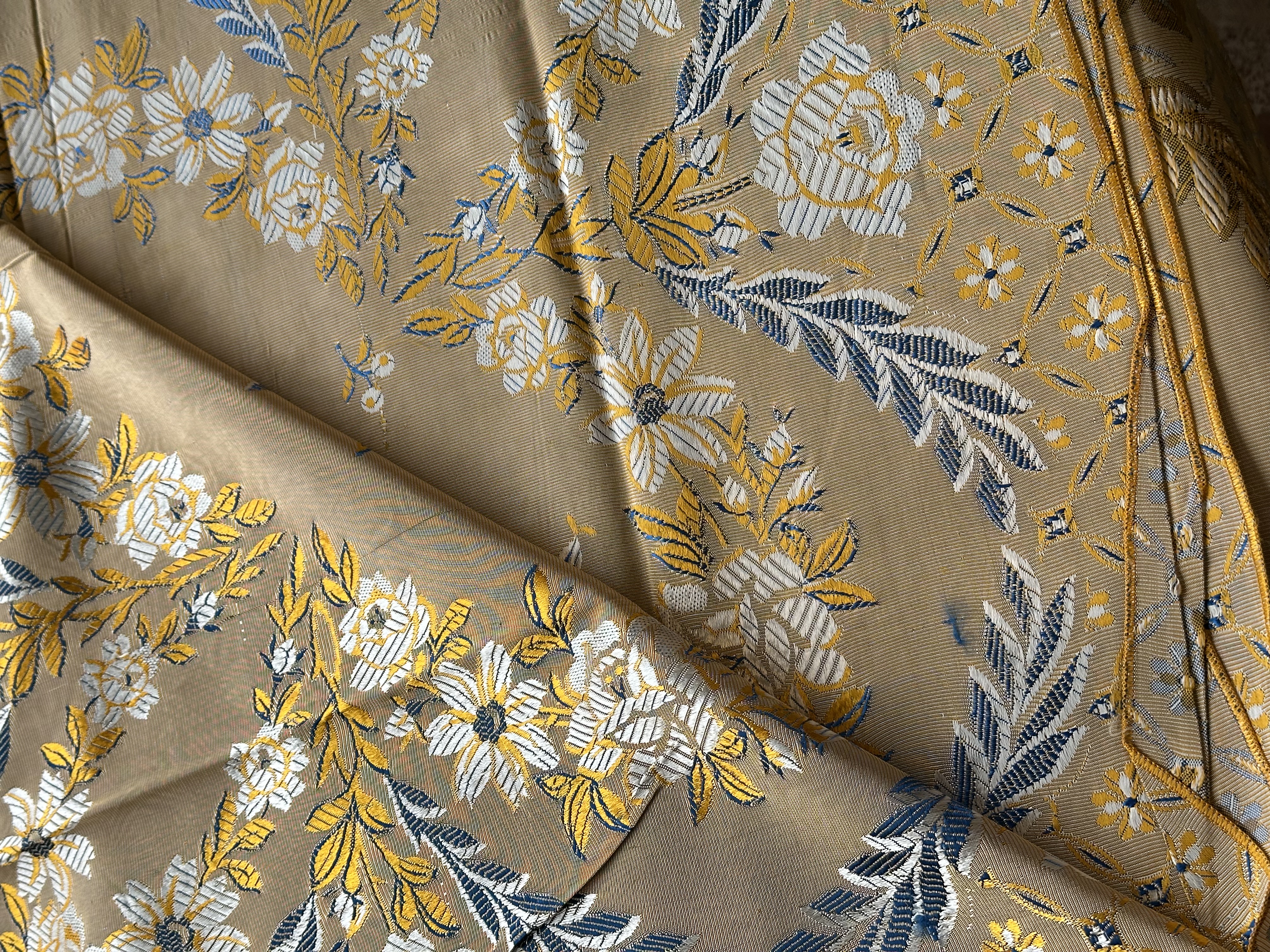 Colcha tornasolada floral. Oro, azul y plata.