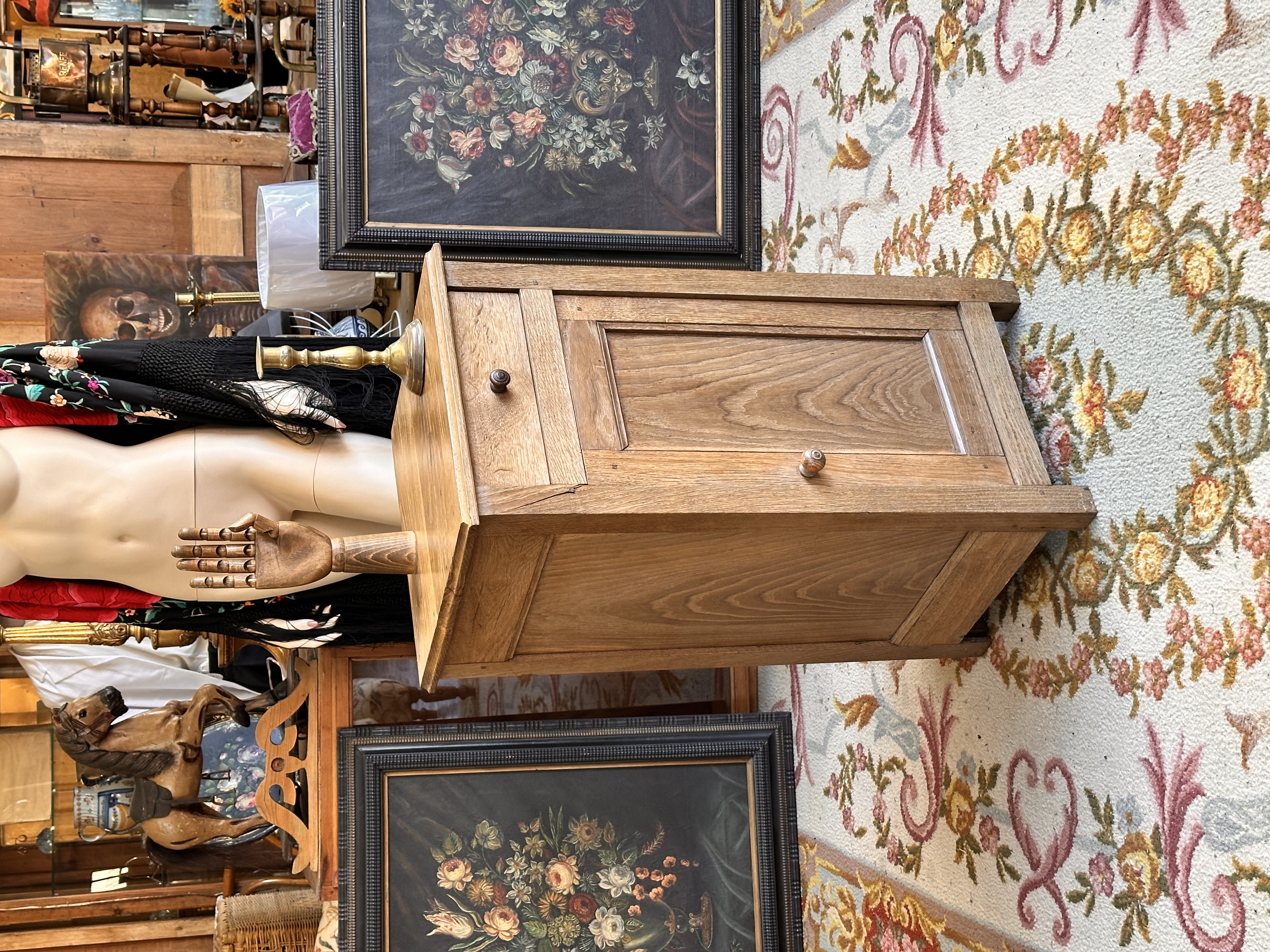 Mesilla de noche antigua, madera de roble.