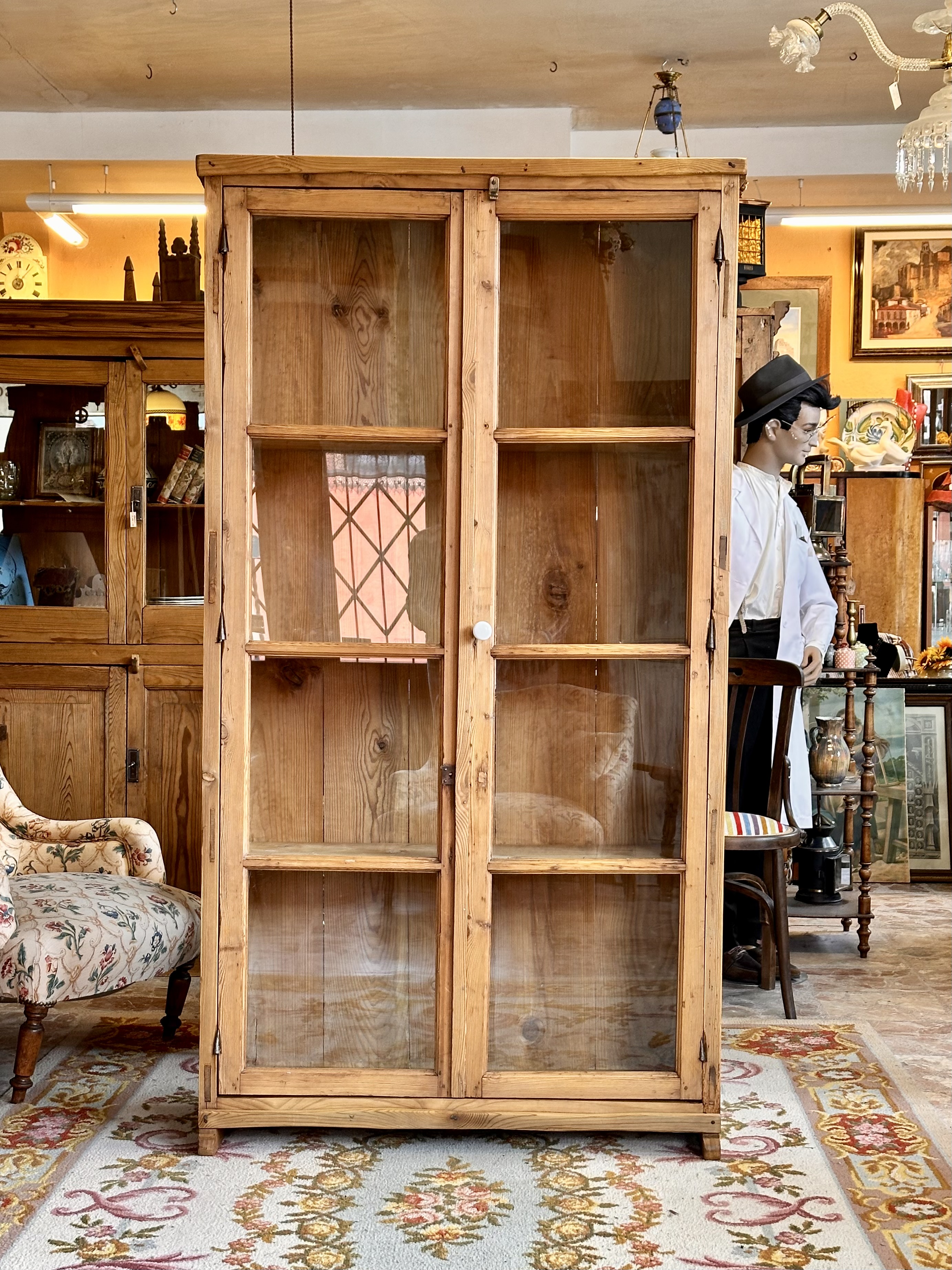 Vitrina de madera antigua