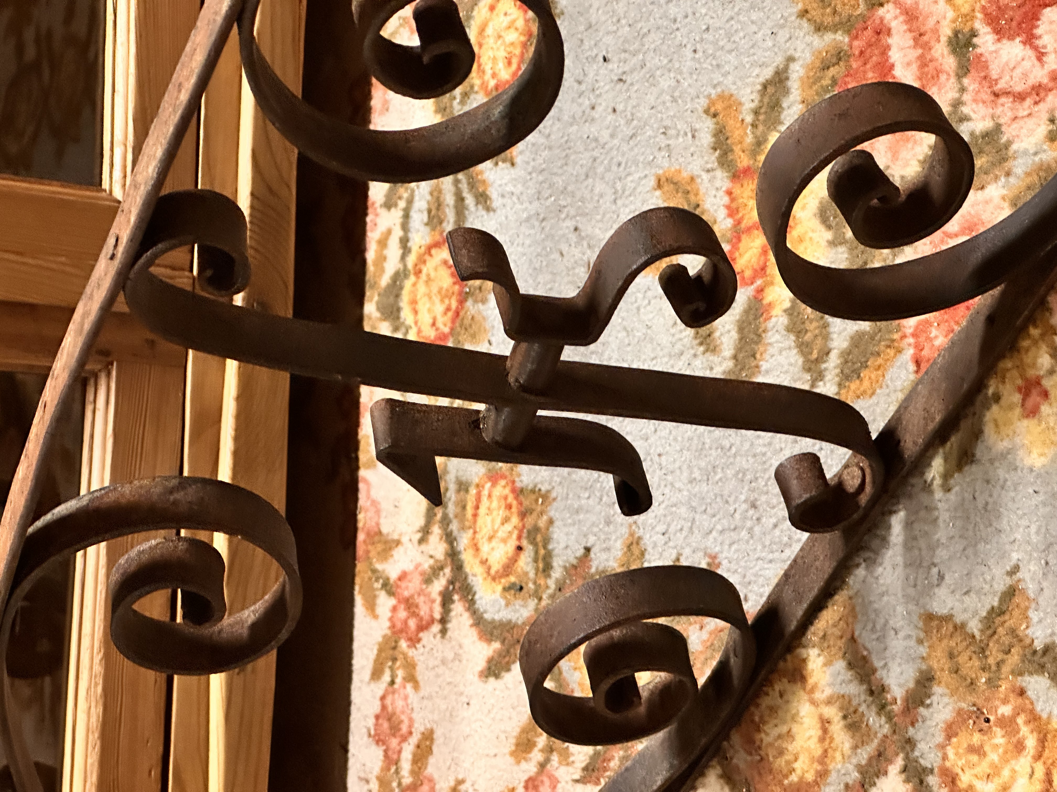 Reja dintel de forja antigua con número 15, circa 1900.