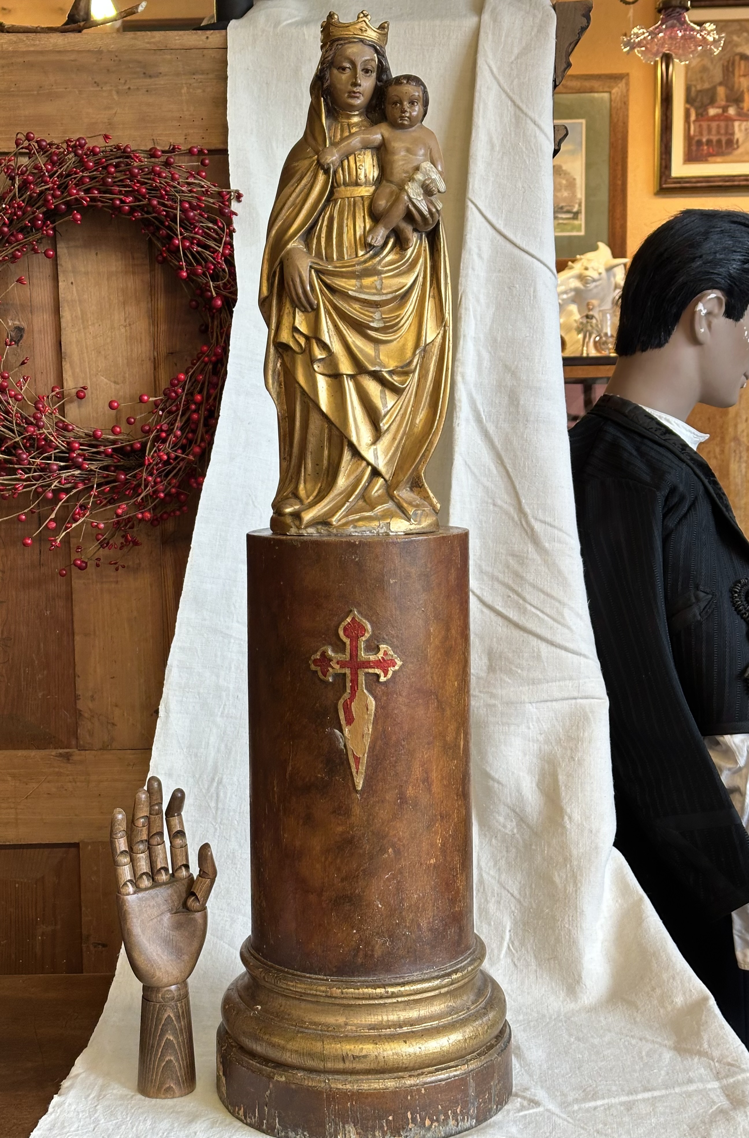 Virgen del Pilar, imagen de estuco policromado sobre peana de madera.