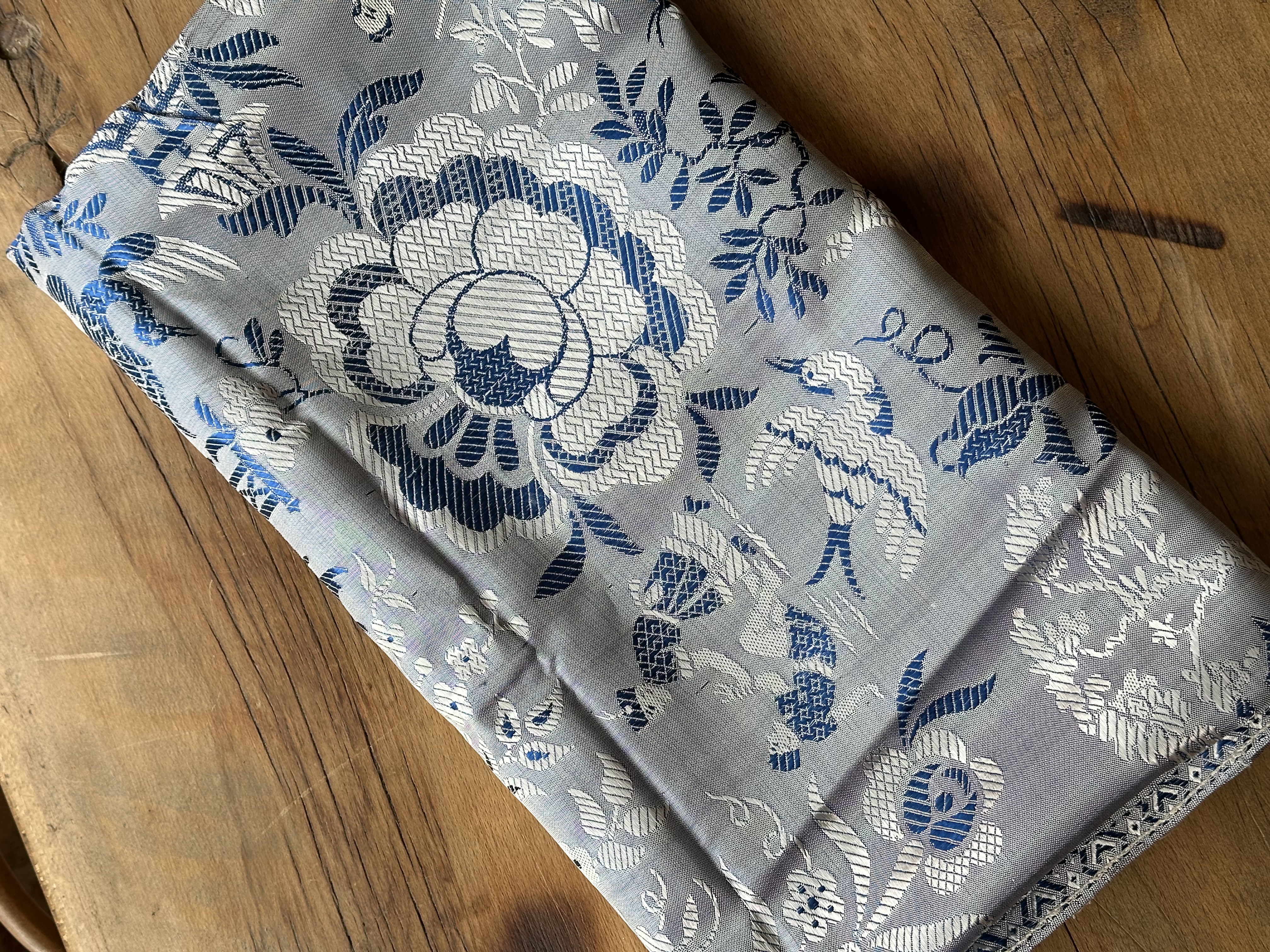 Colcha tornasolada Chinoiserie. Azul y plata.