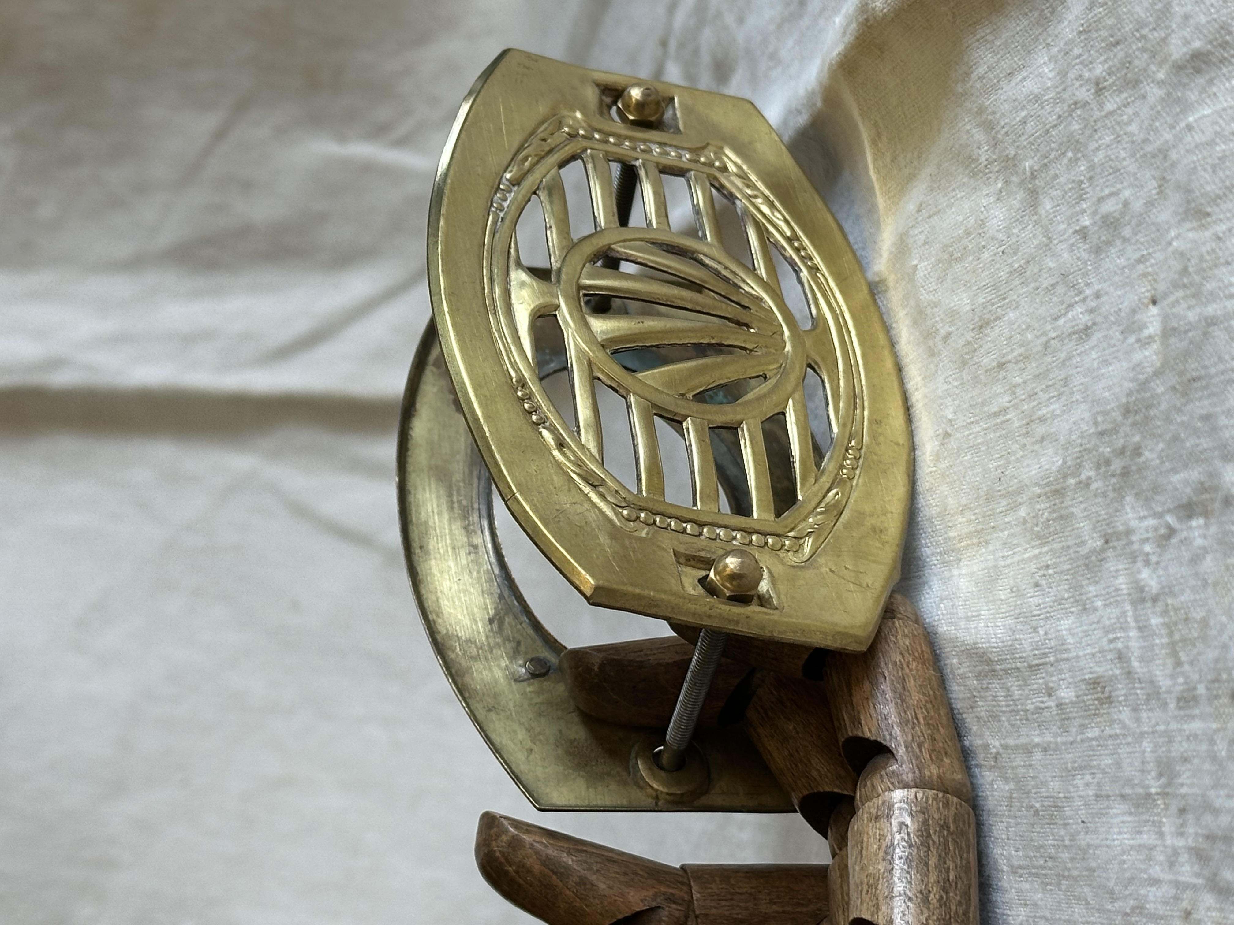 Mirilla modernista de latón dorado