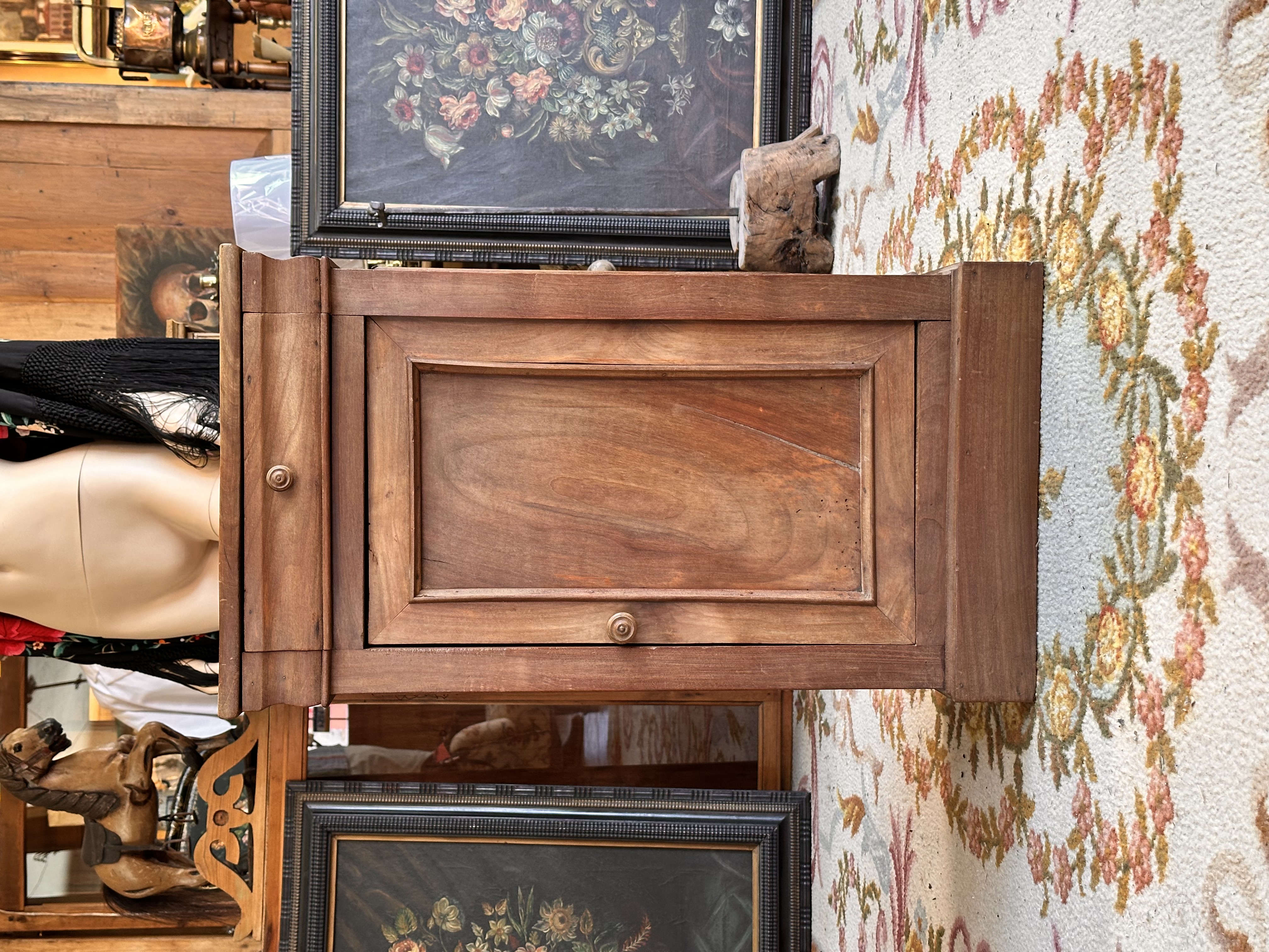 Mesilla de noche antigua, madera de nogal.