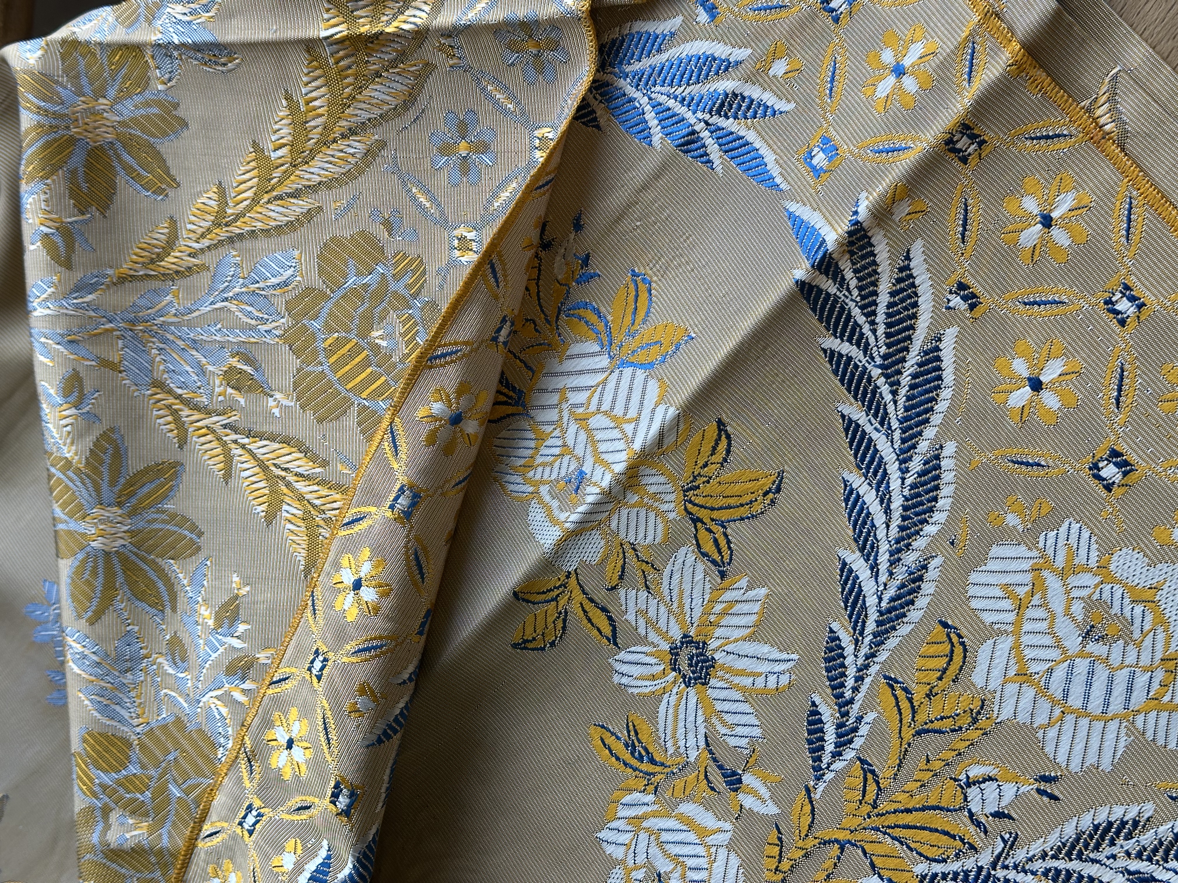 Colcha tornasolada floral. Oro, azul y plata.