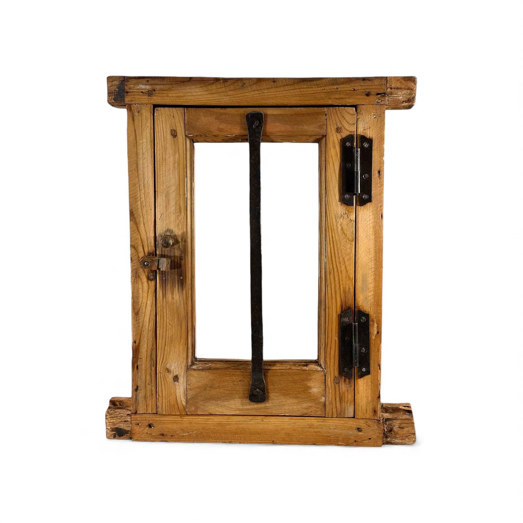 Ventanuco antiguo de madera y forja