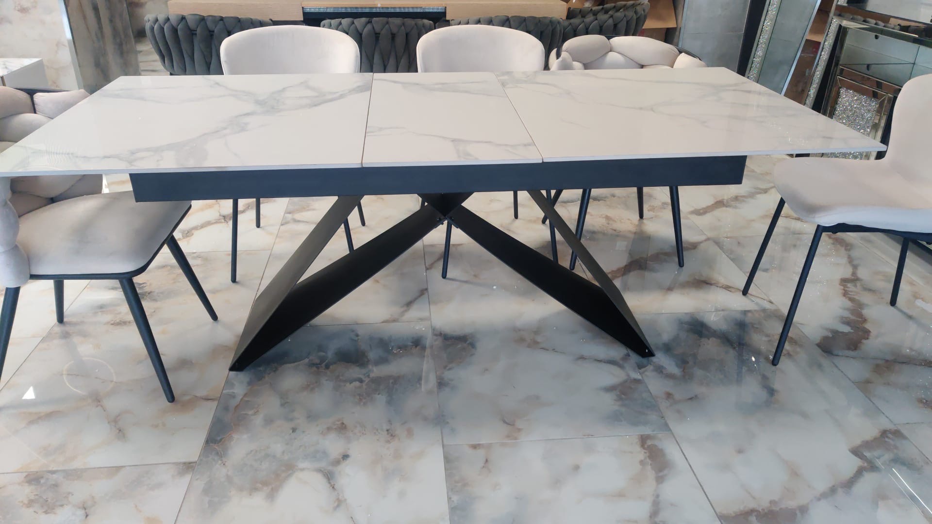 Table à manger extensible Garcia – Métal noir et plateau céramique effet marbre blanc