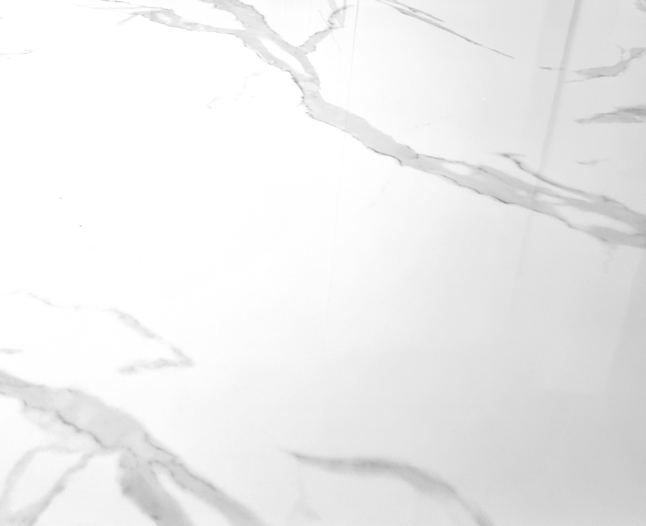 Meuble TV Esmée – Pieds dorés ou argentés, plateau céramique effet marbre