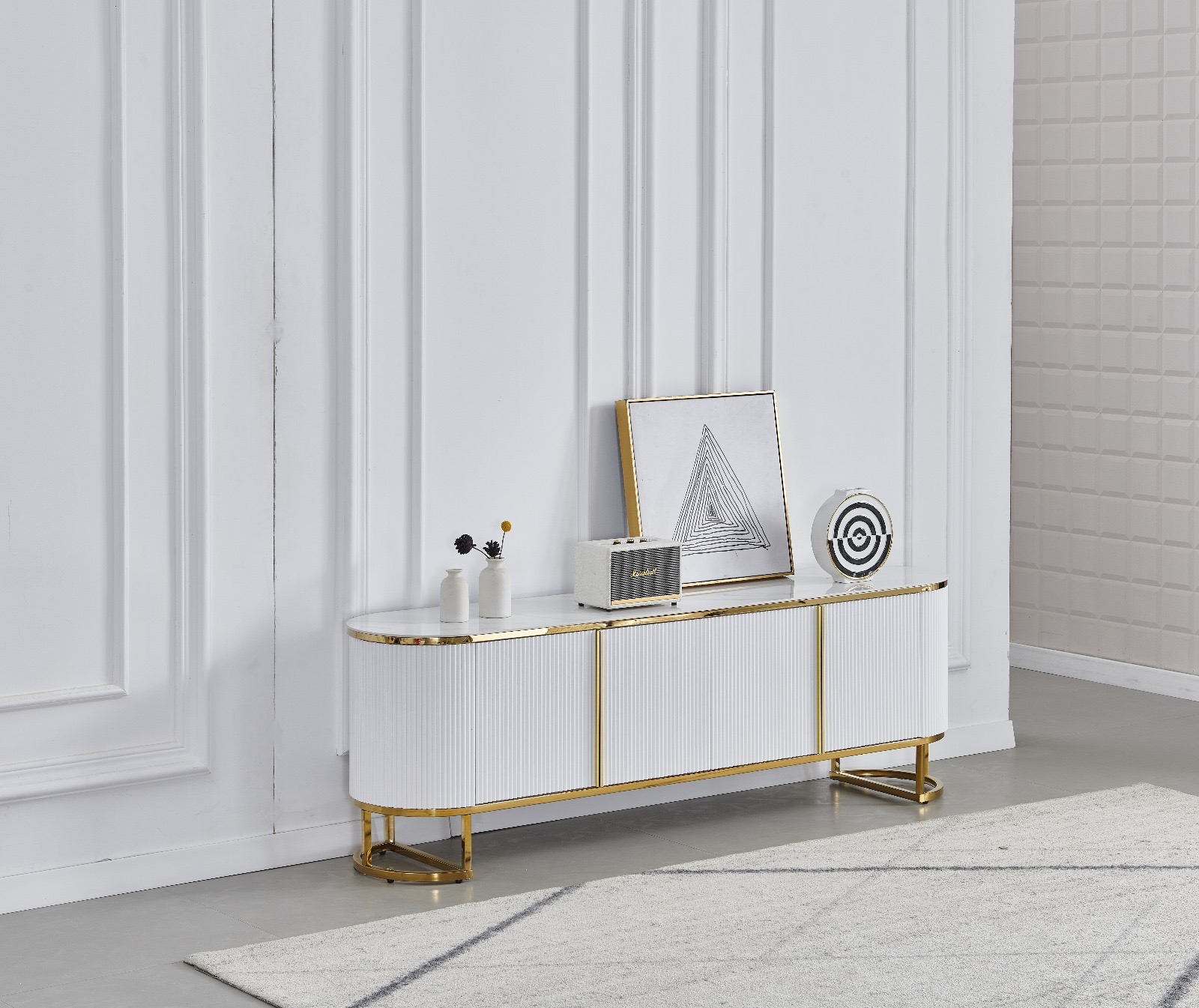 Meuble TV Esmée – Pieds dorés ou argentés, plateau céramique effet marbre