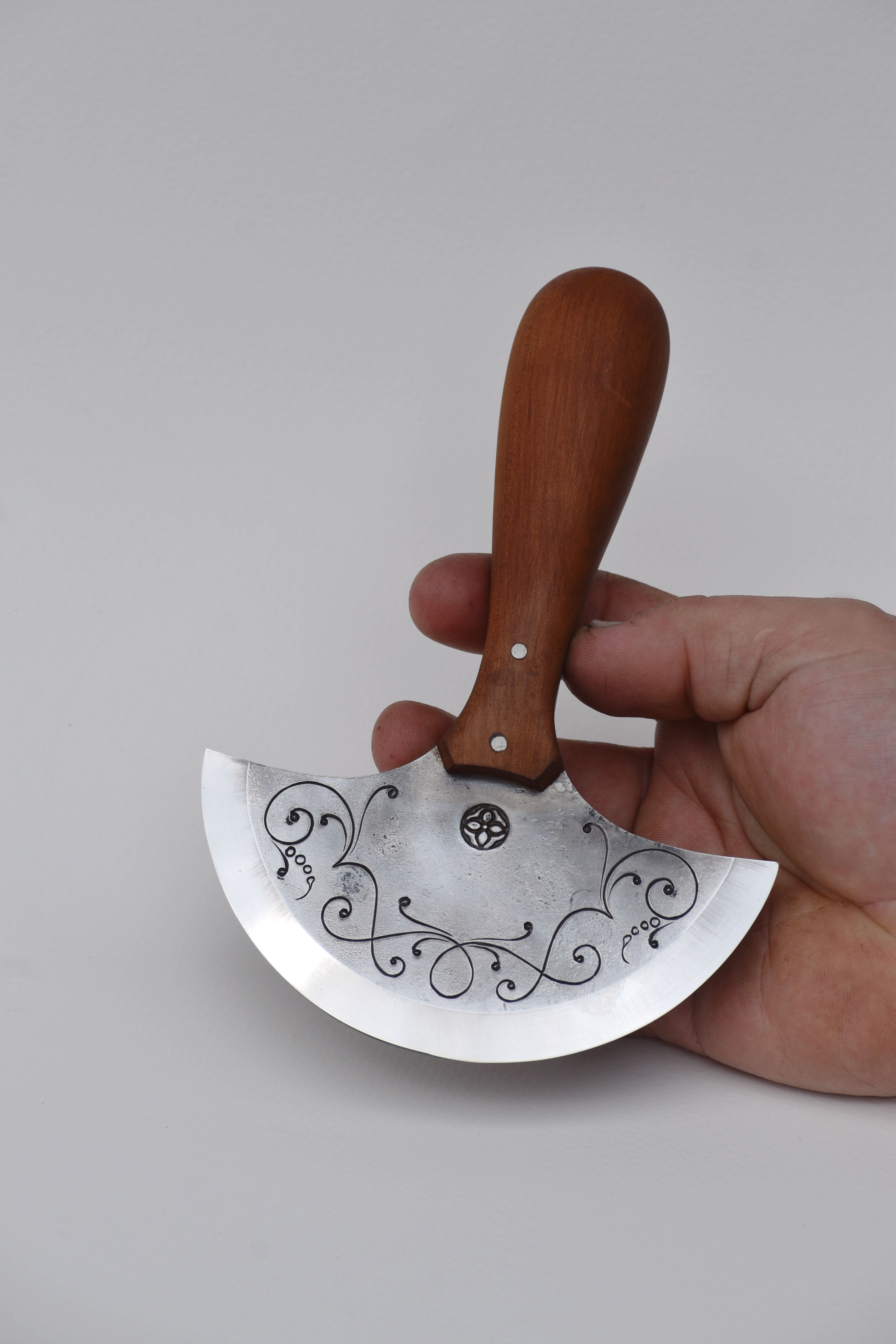 Couteau demi lune gravé