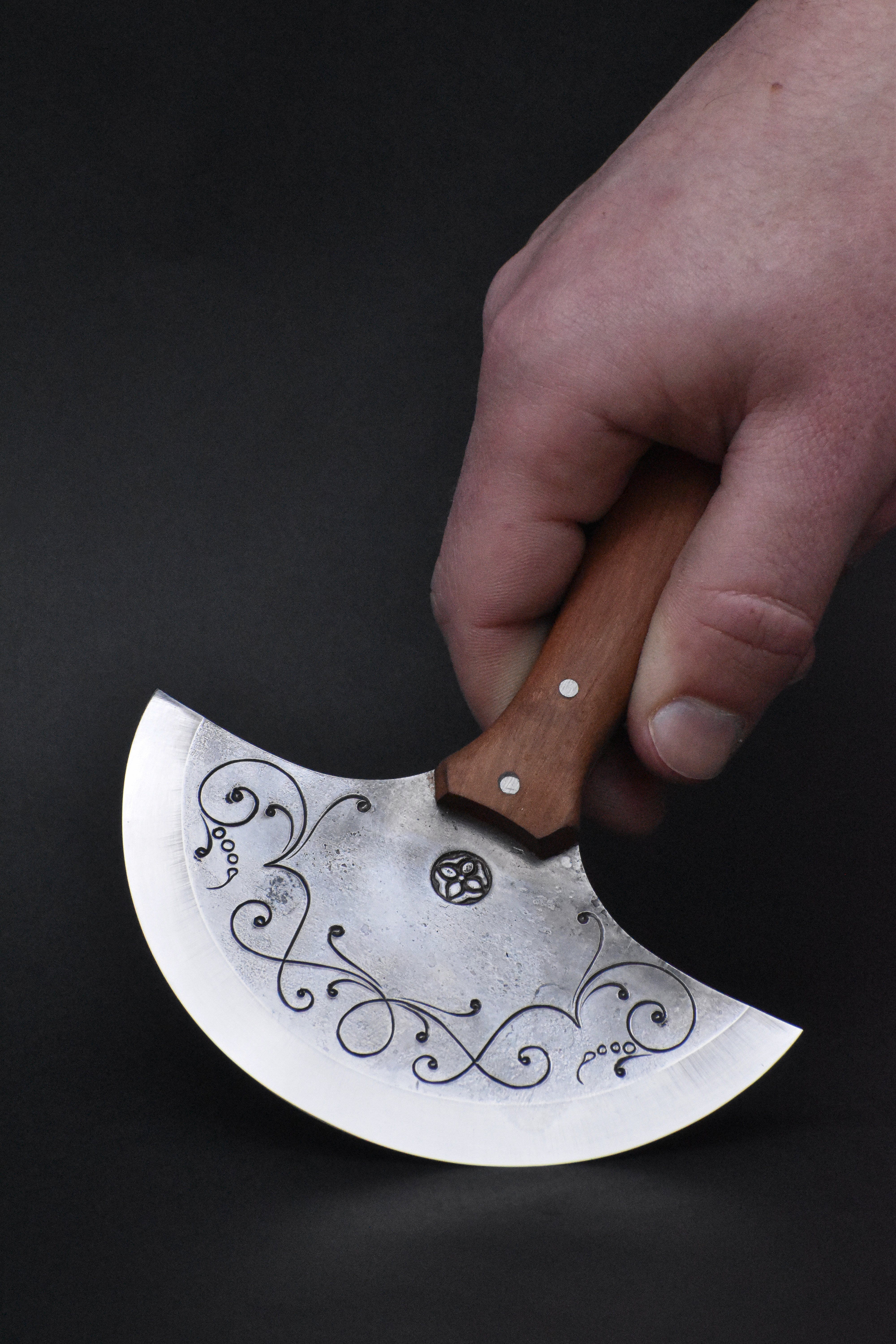 Couteau demi lune gravé