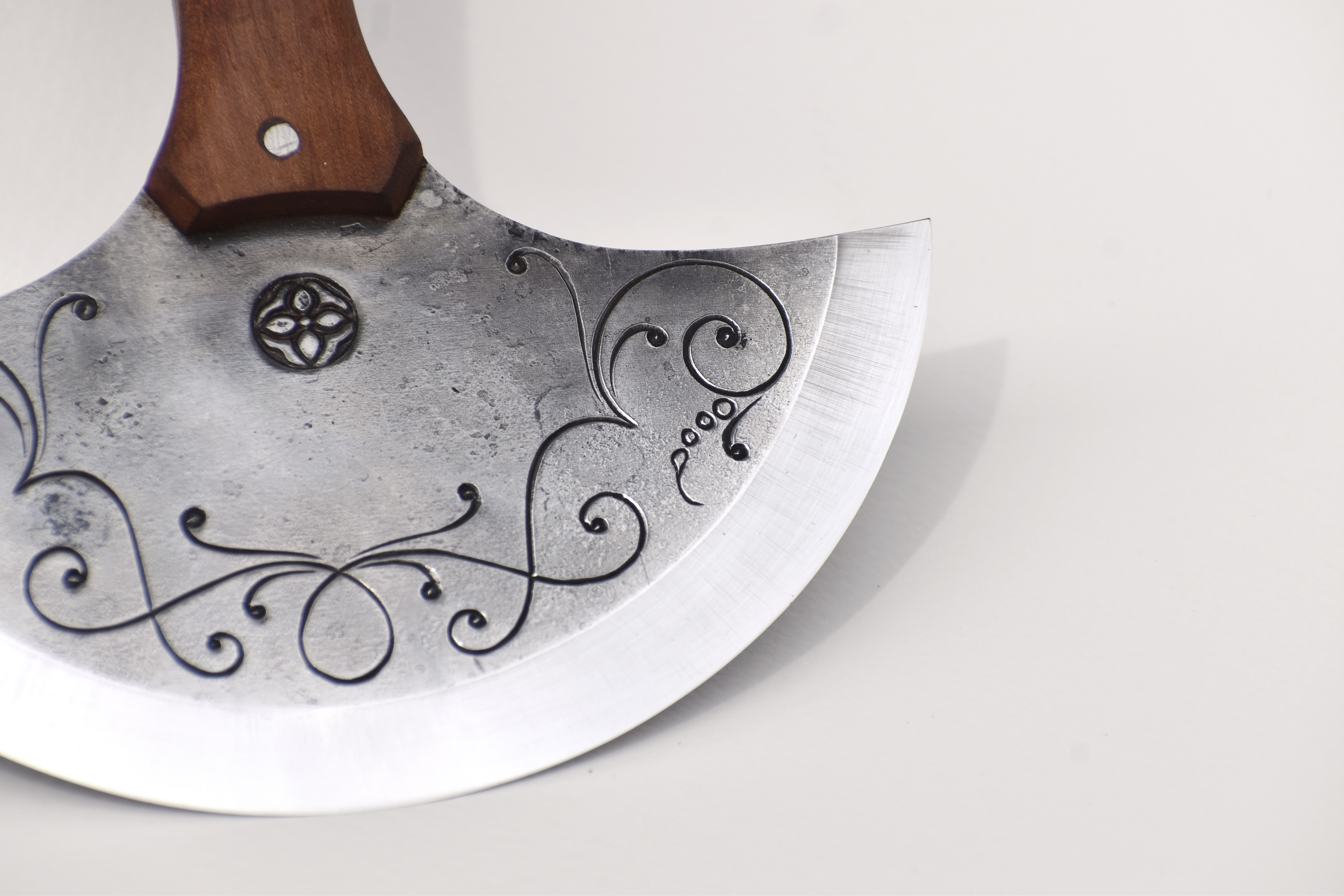 Couteau demi lune gravé