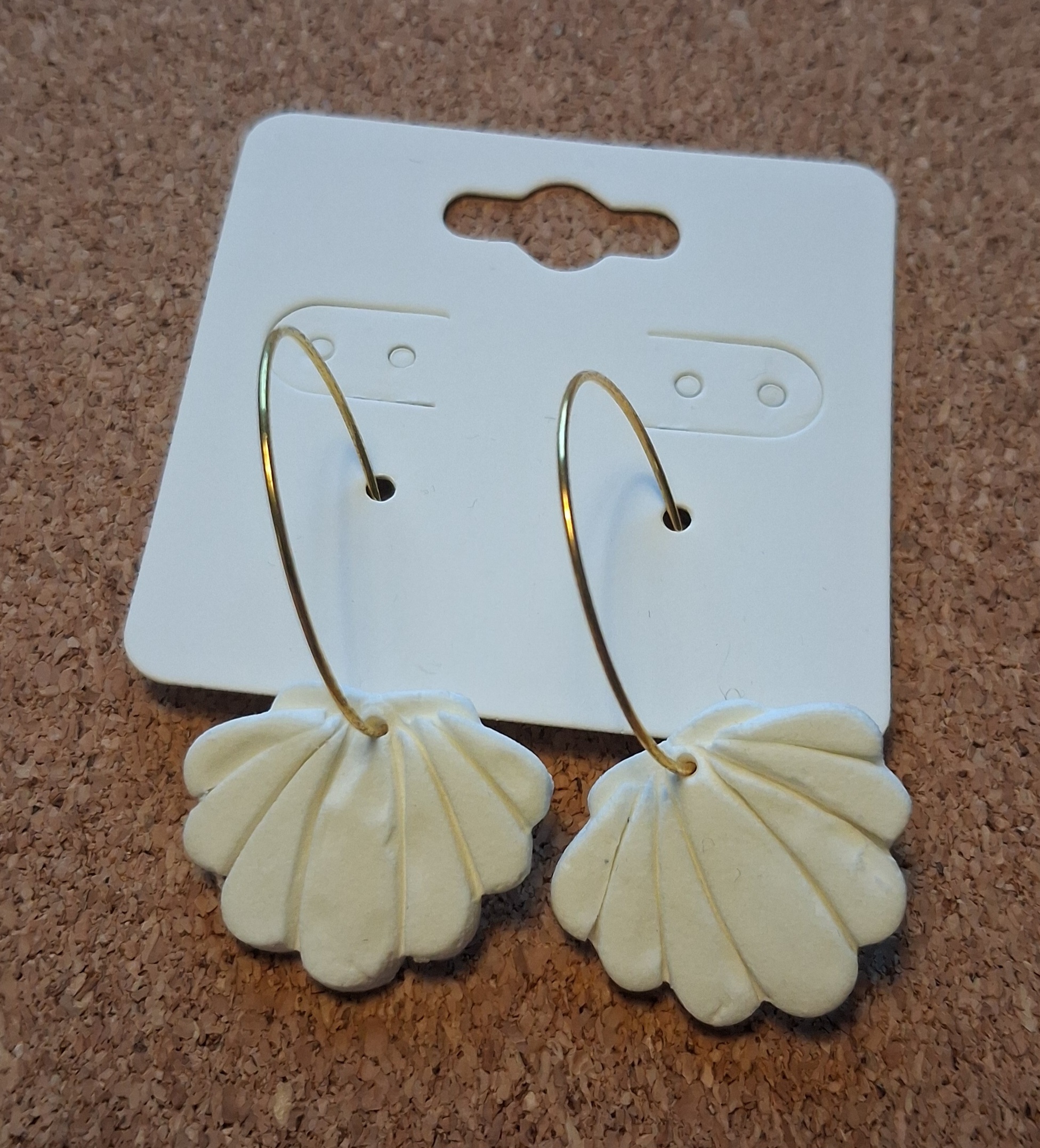 Øreringe med muslingeskal vedhæng