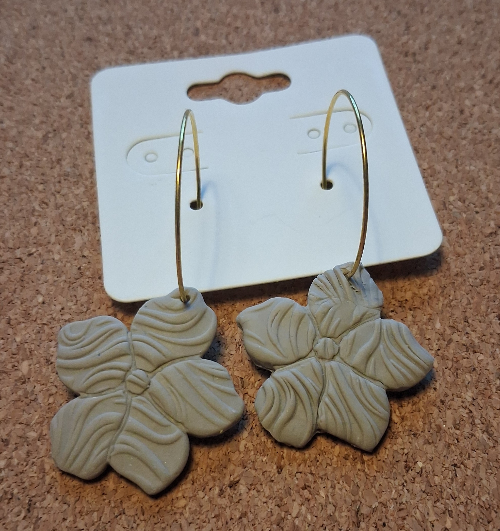 Beige blomsterøreringe