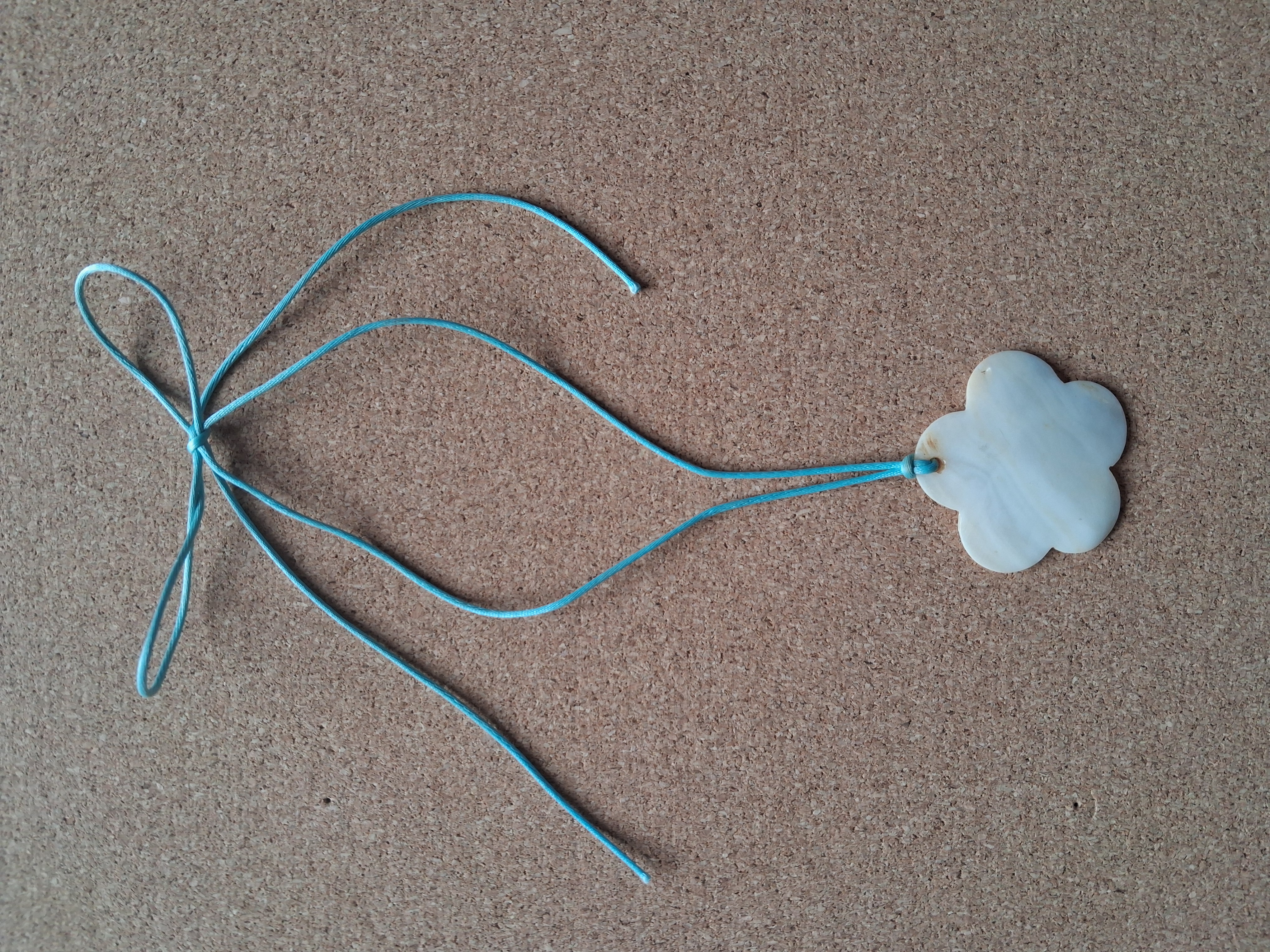 Blomstformet vedhæng med snor