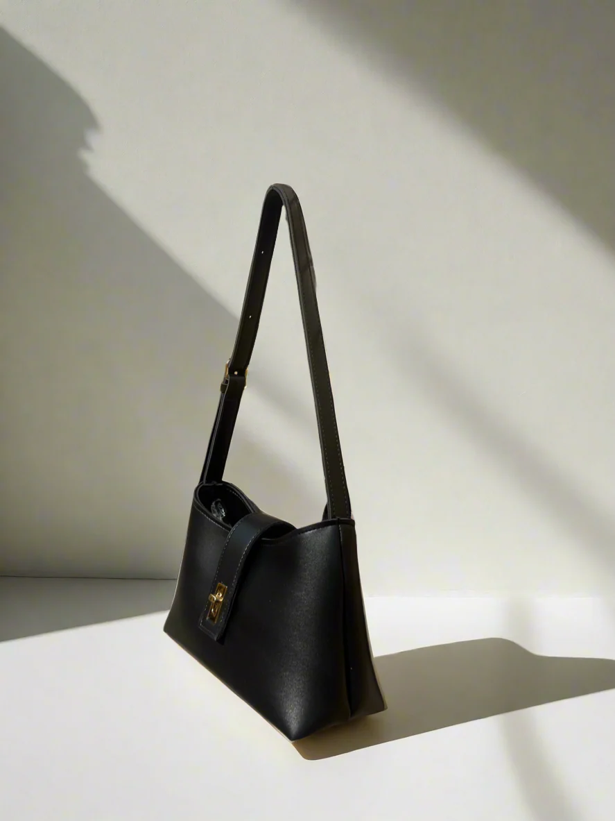 Casual Chic Saddle Bag “Black”