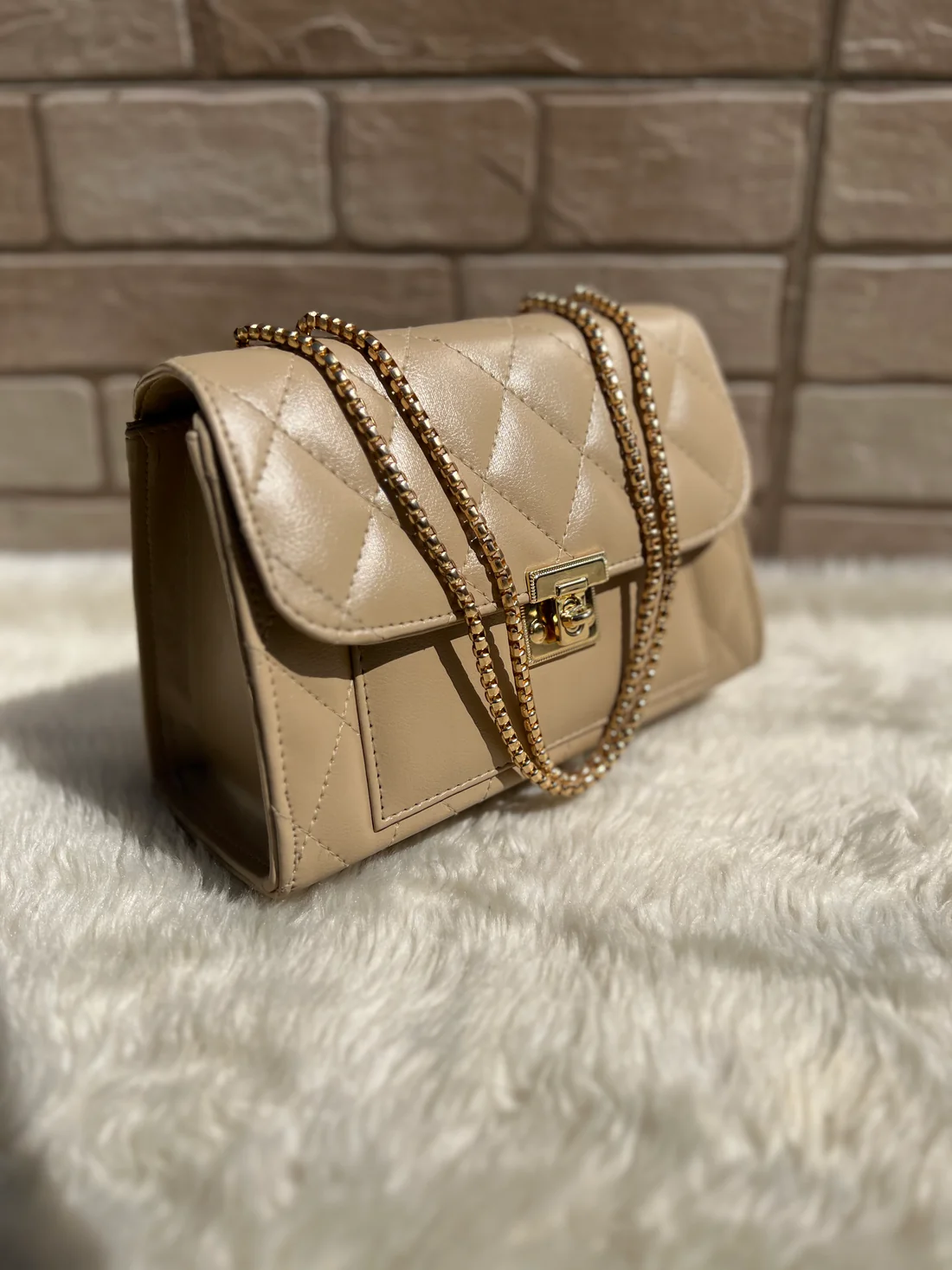 Cross body bag with golden chain.(Beige)