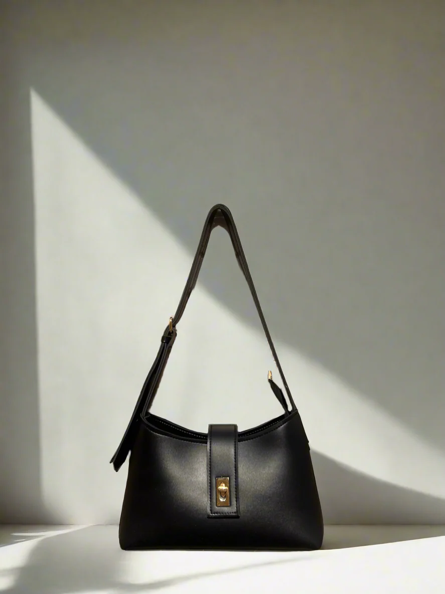 Casual Chic Saddle Bag “Black”