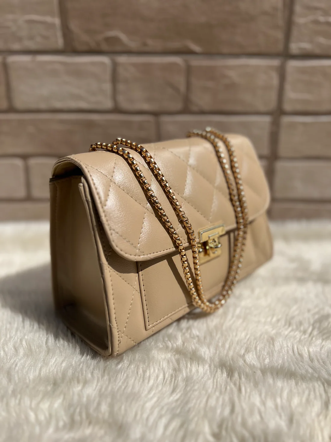 Cross body bag with golden chain.(Beige)