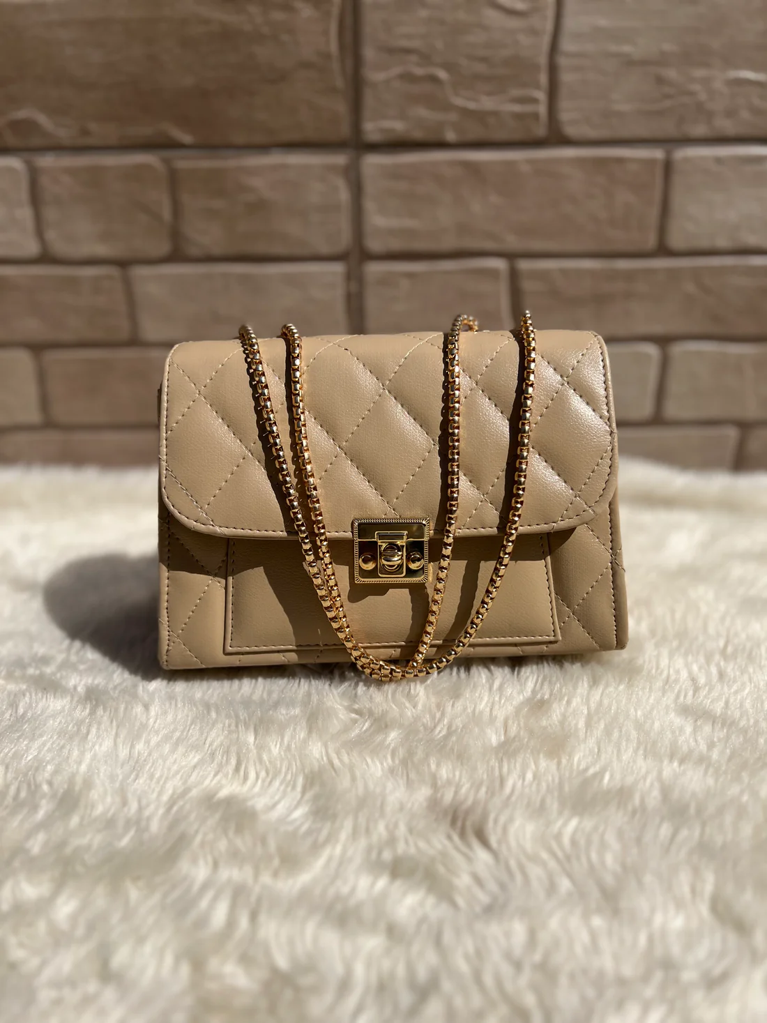 Cross body bag with golden chain.(Beige)