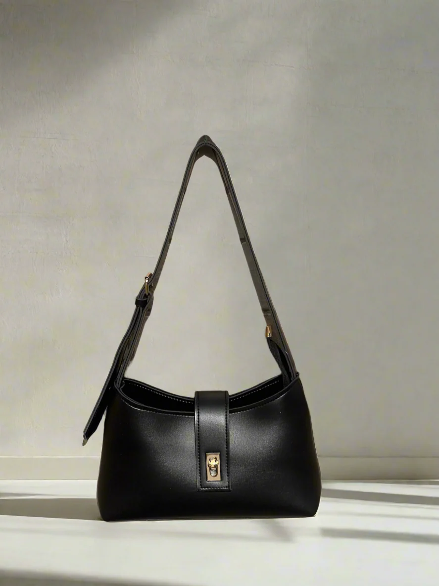 Casual Chic Saddle Bag “Black”