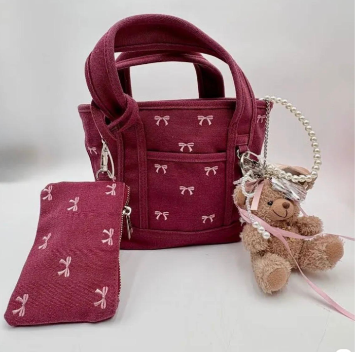 Bolso rojo con monedero y llavero de oso