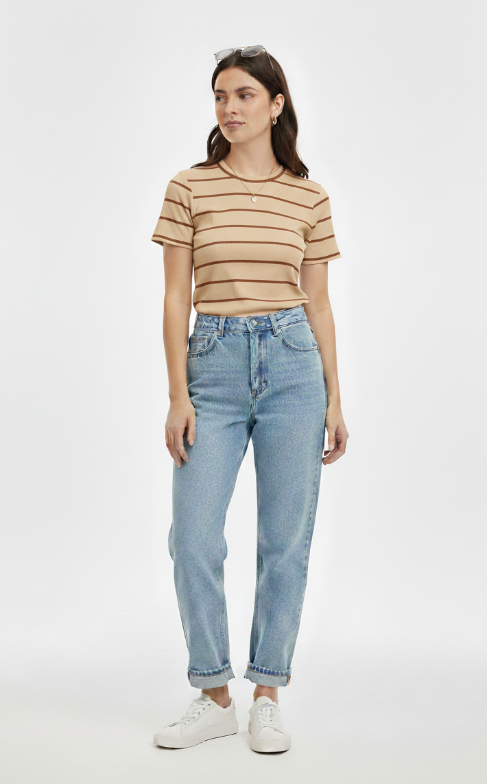 Camiseta bege com listras marrom