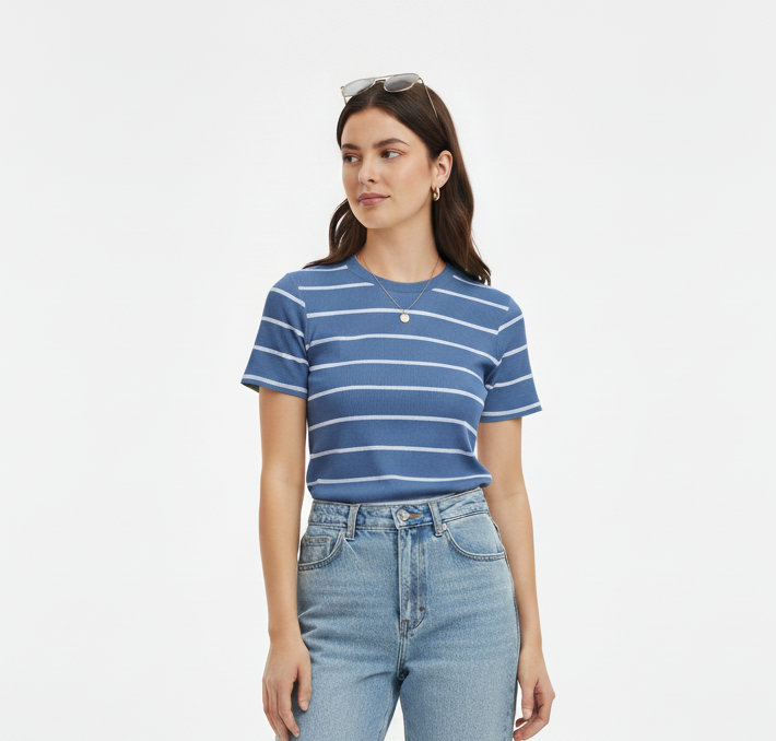 Camiseta azul com listras brancas