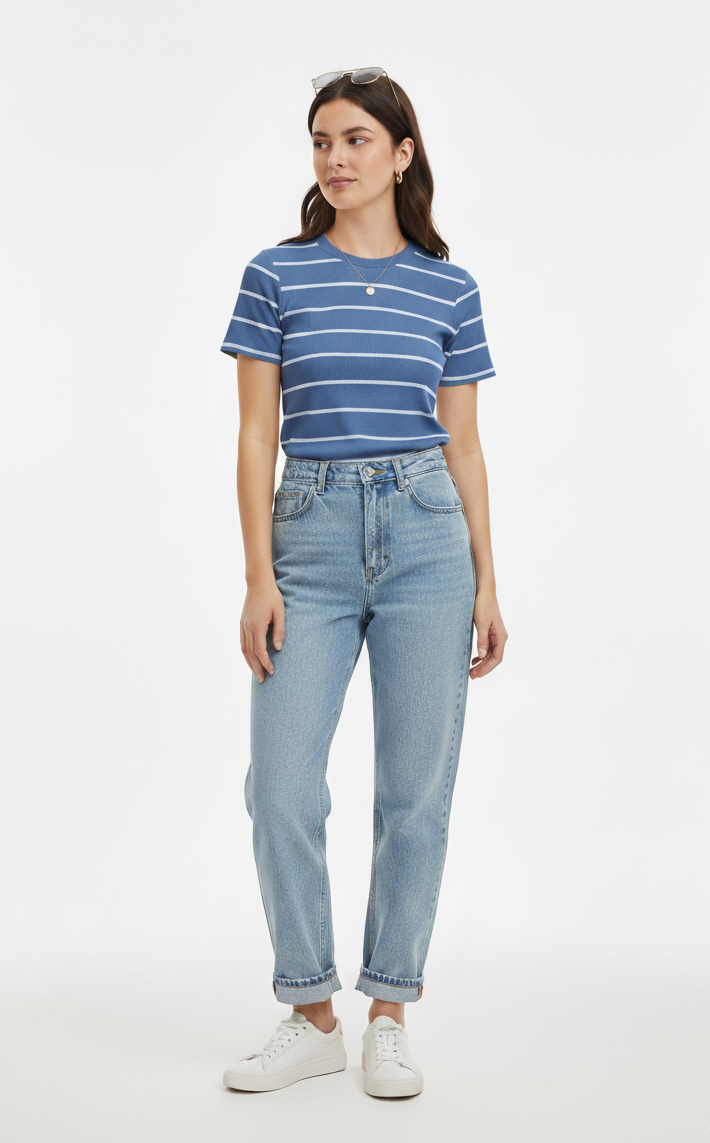 Camiseta azul com listras brancas