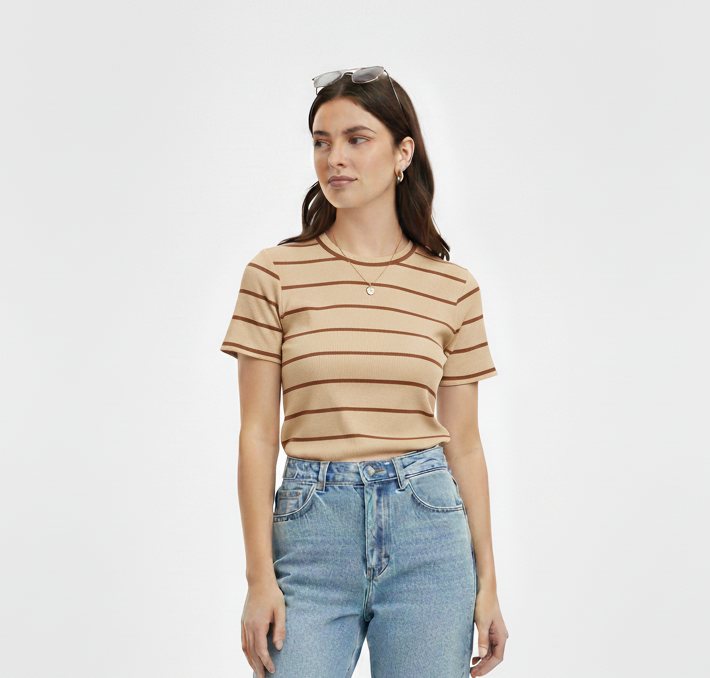 Camiseta bege com listras marrom