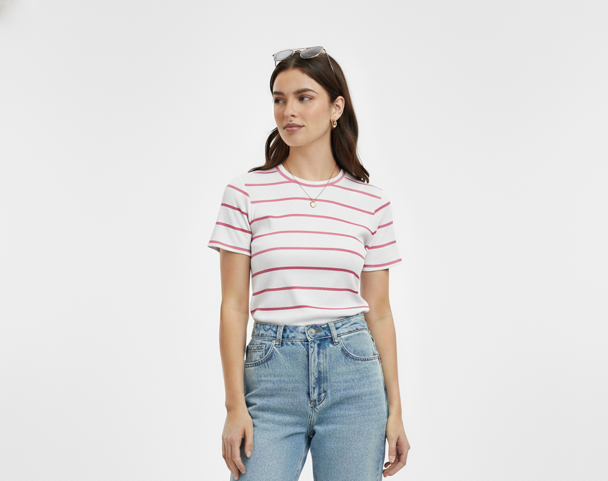 Camiseta branca com listra rosa 