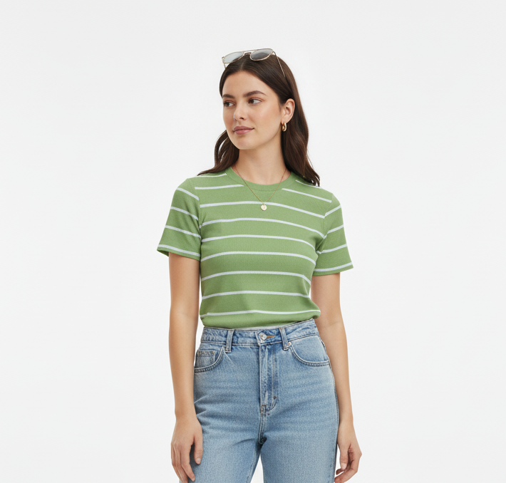 Camiseta verde com listras brancas