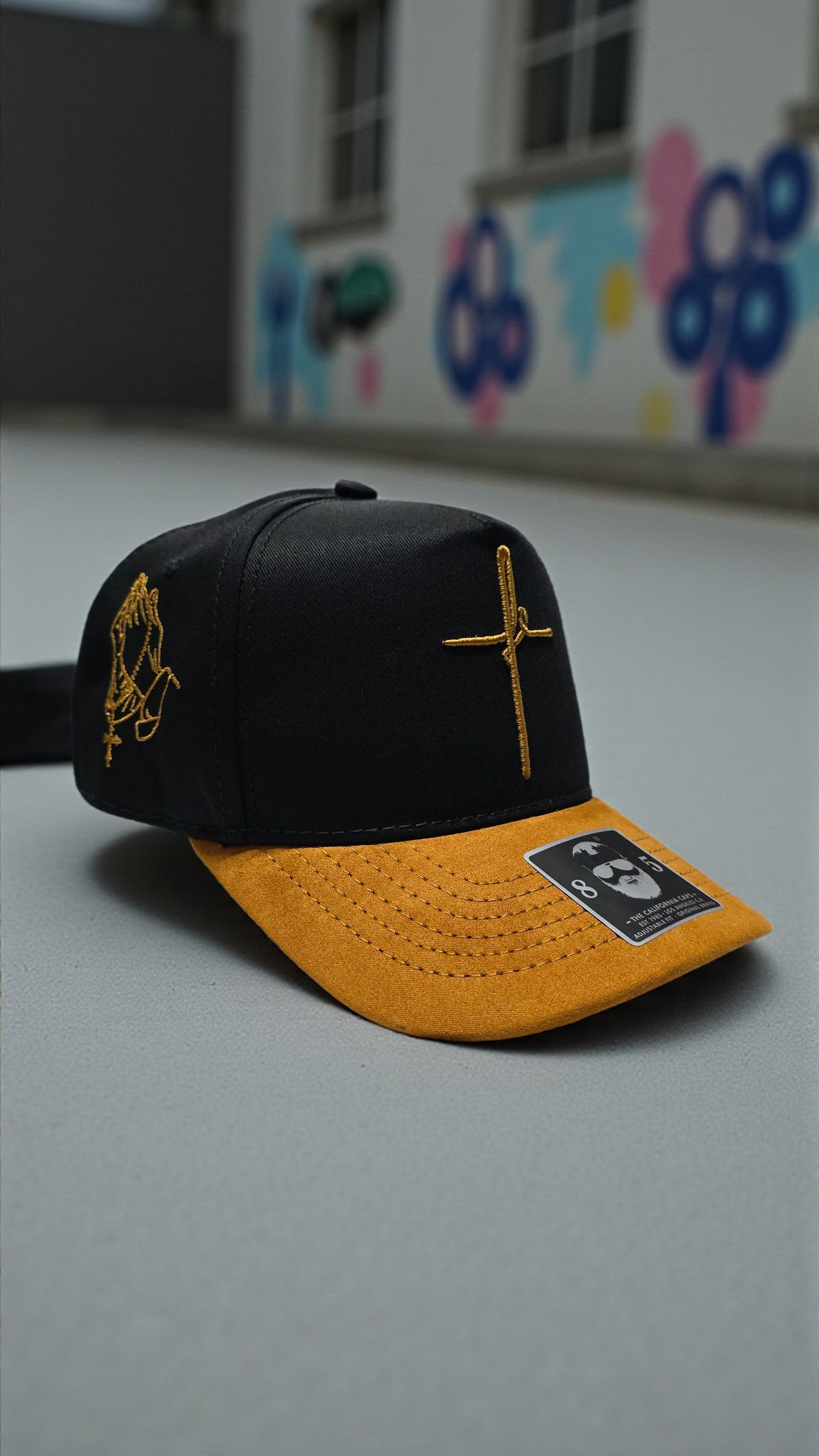 Gorra negra y amarilla de diseño exclusivo