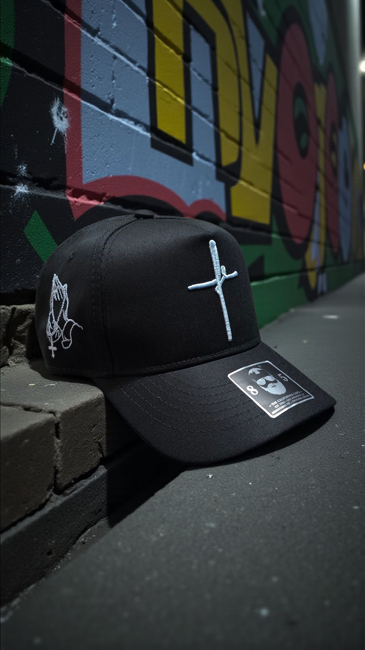 Gorra negra con cruz bordada