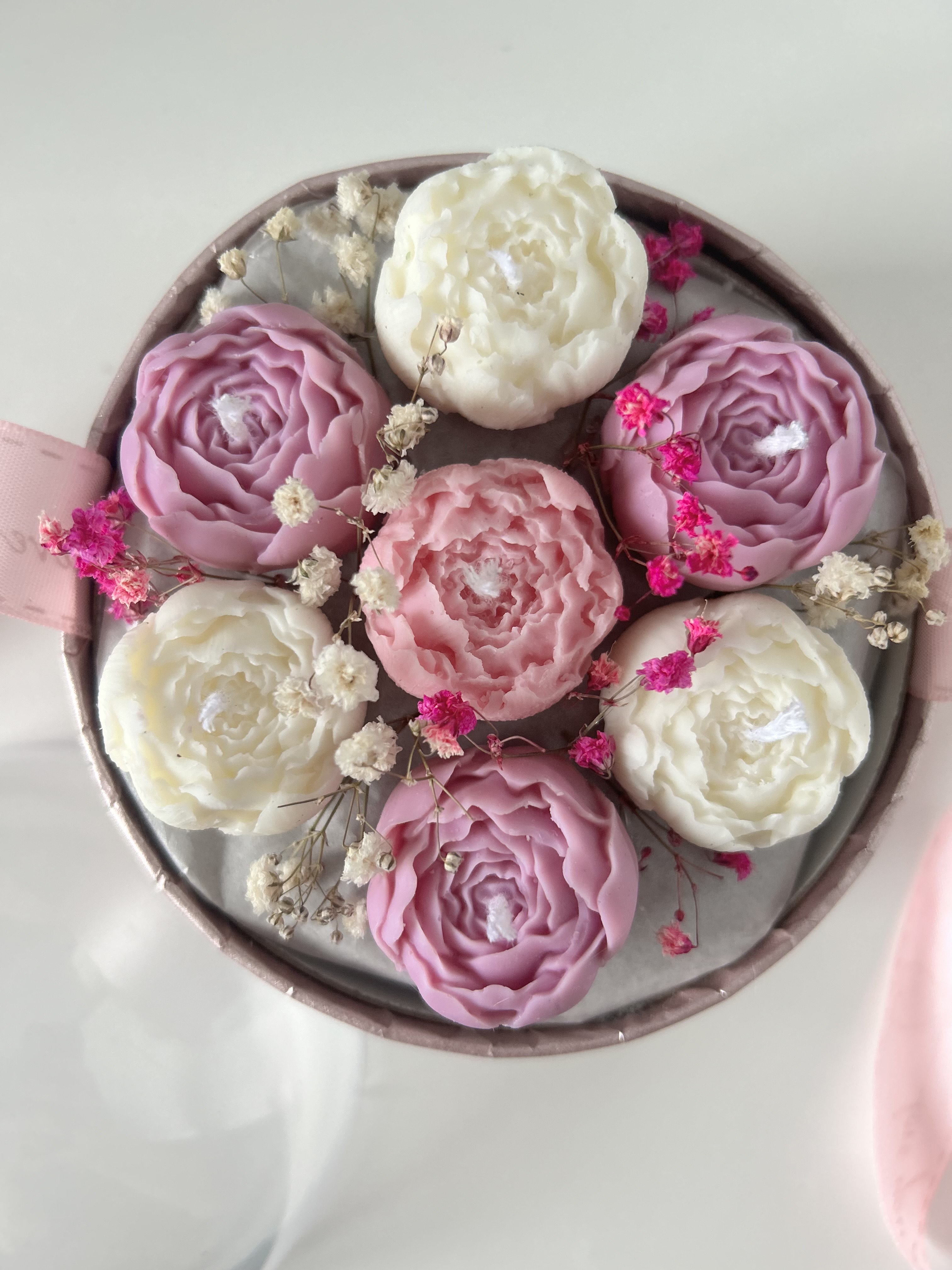 Žvakių puokštė rausvoje dėžutėje