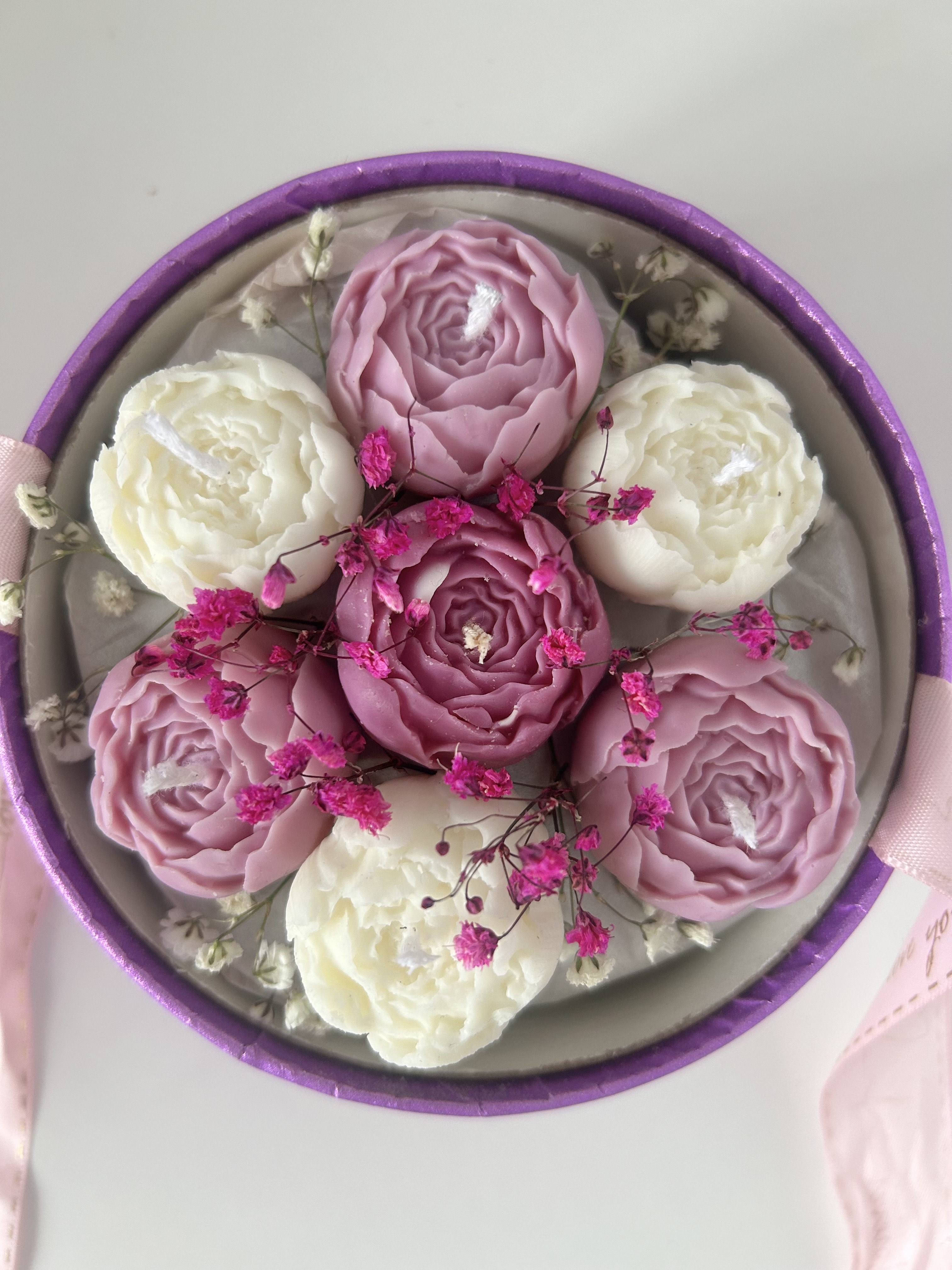 Žvakių puokštė violetinėje dėžutėje