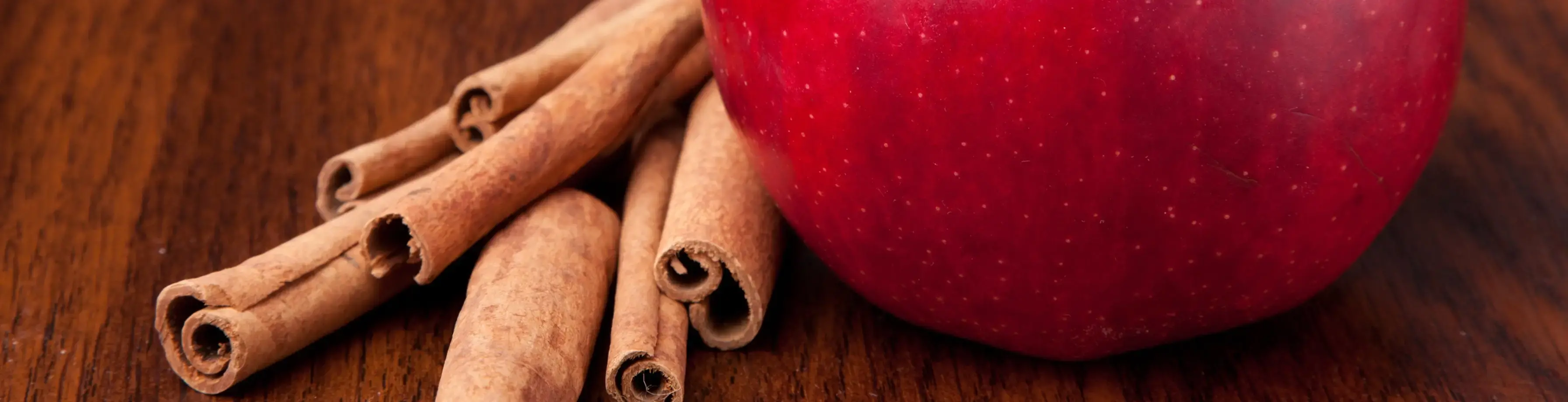 Duftlys med eple og kanel