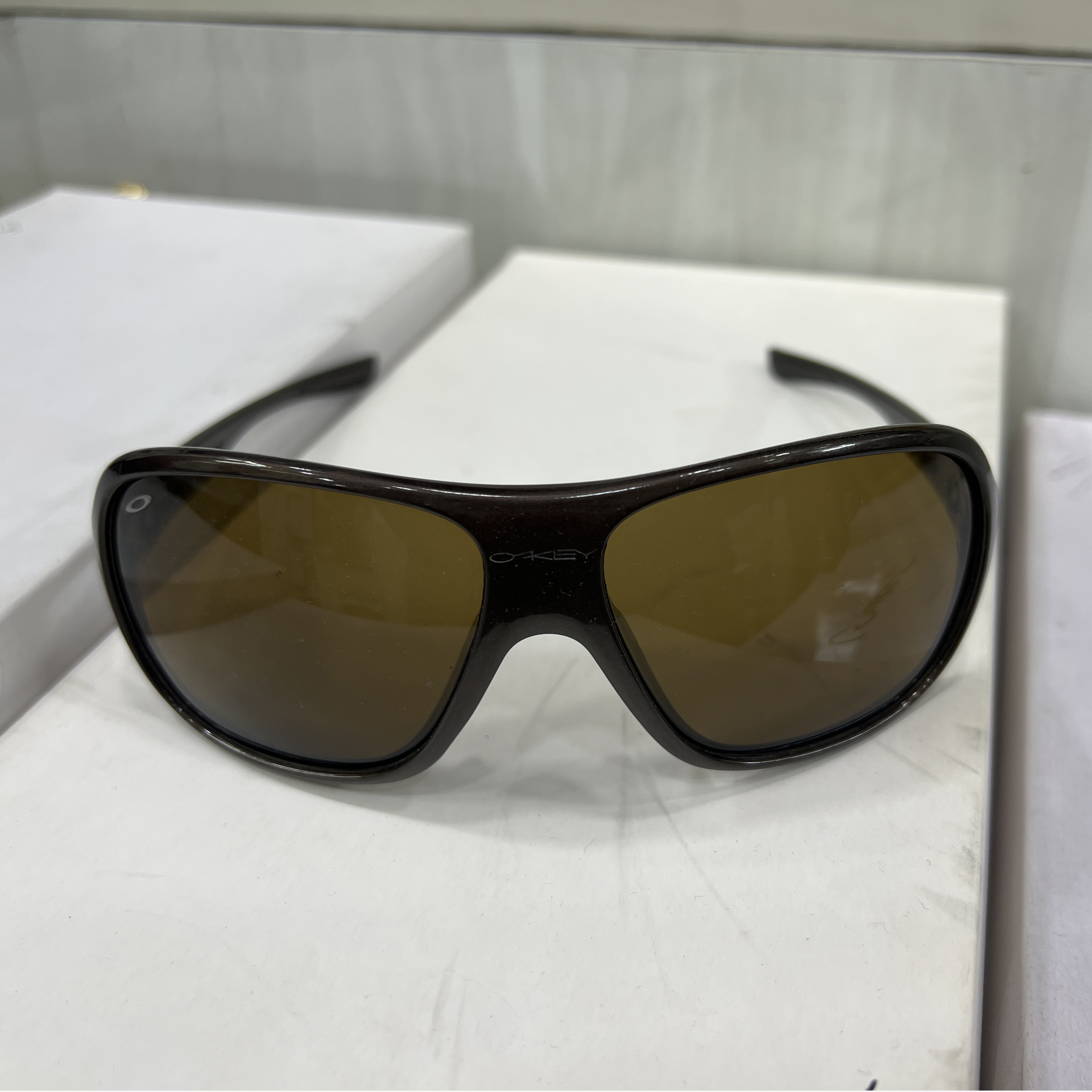 Oversized Wrap-Around Sunglasses – Brown Lens & Glossy Brown Frame (Unisex)