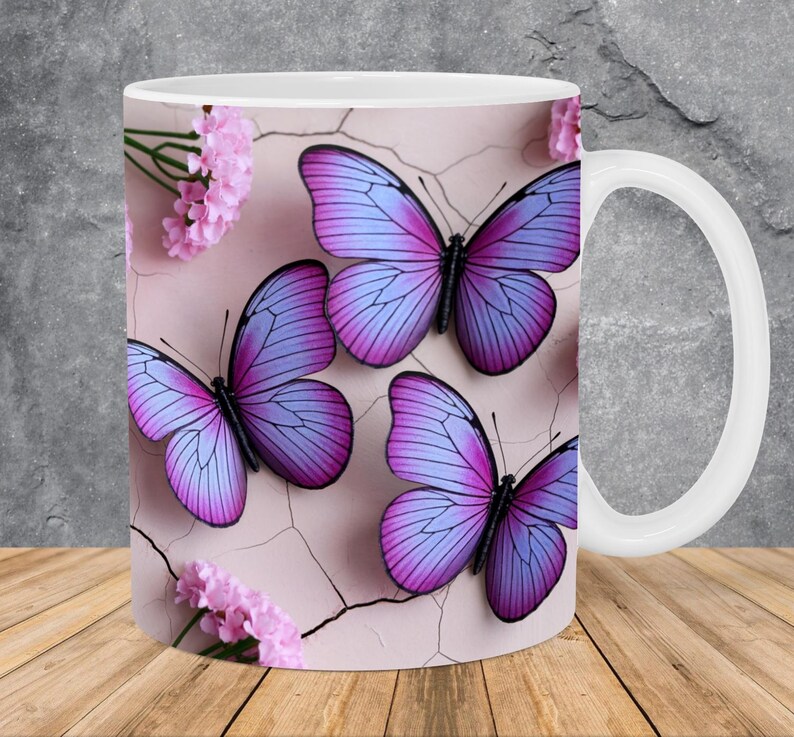 Taza con mariposas violetas