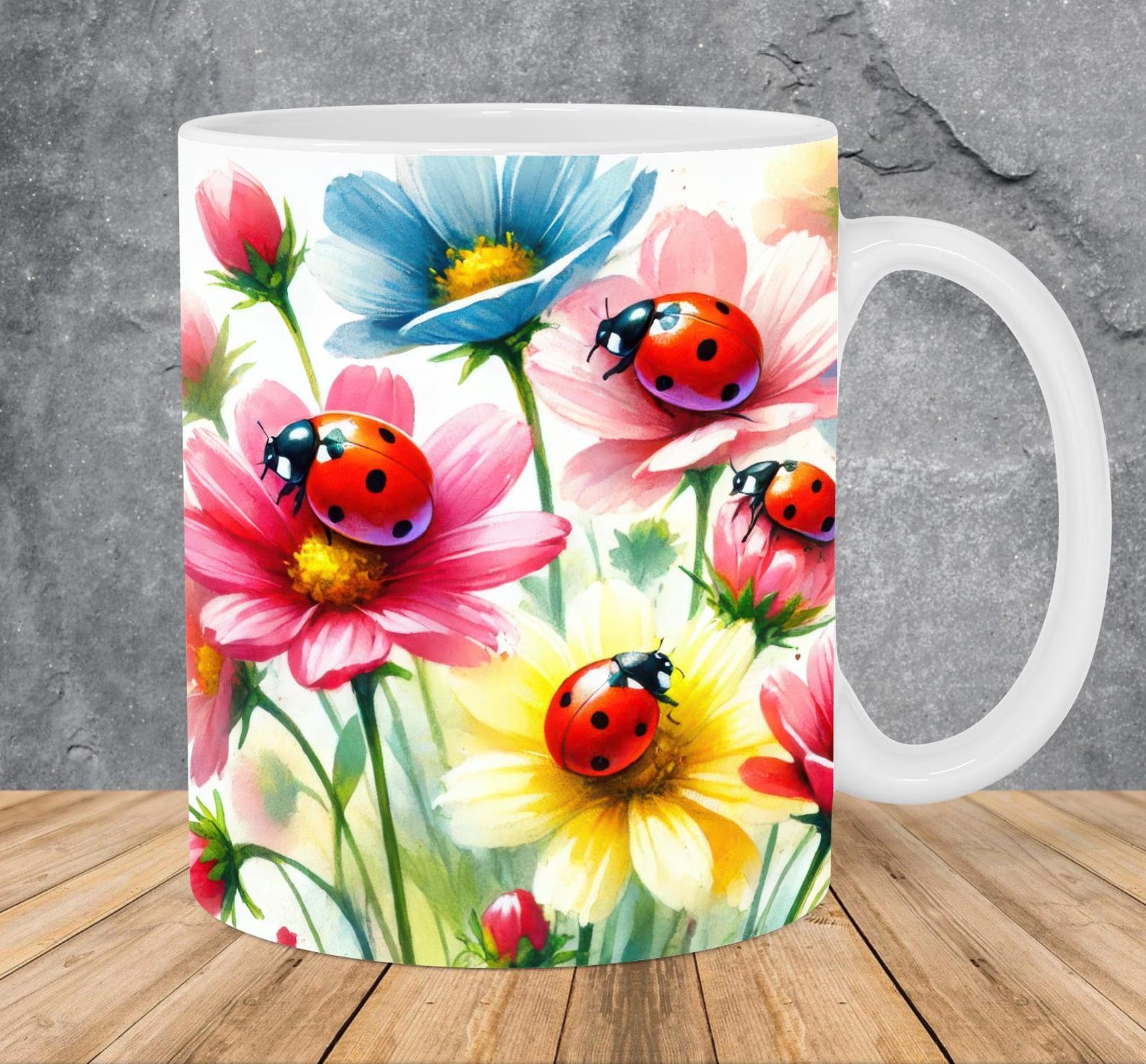 Taza con diseño de flores y mariquitas