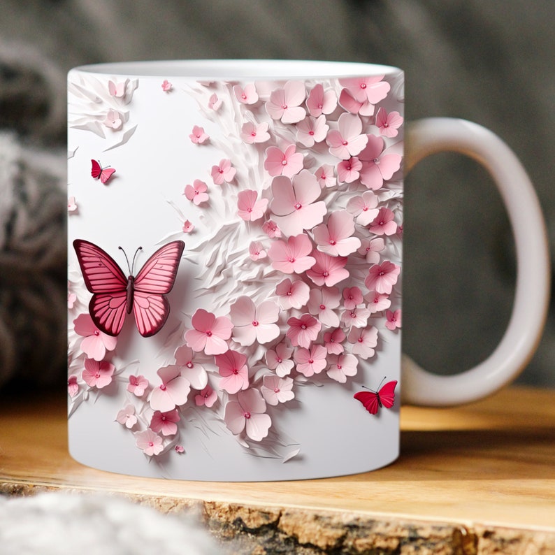 Taza con diseño de mariposas y flores