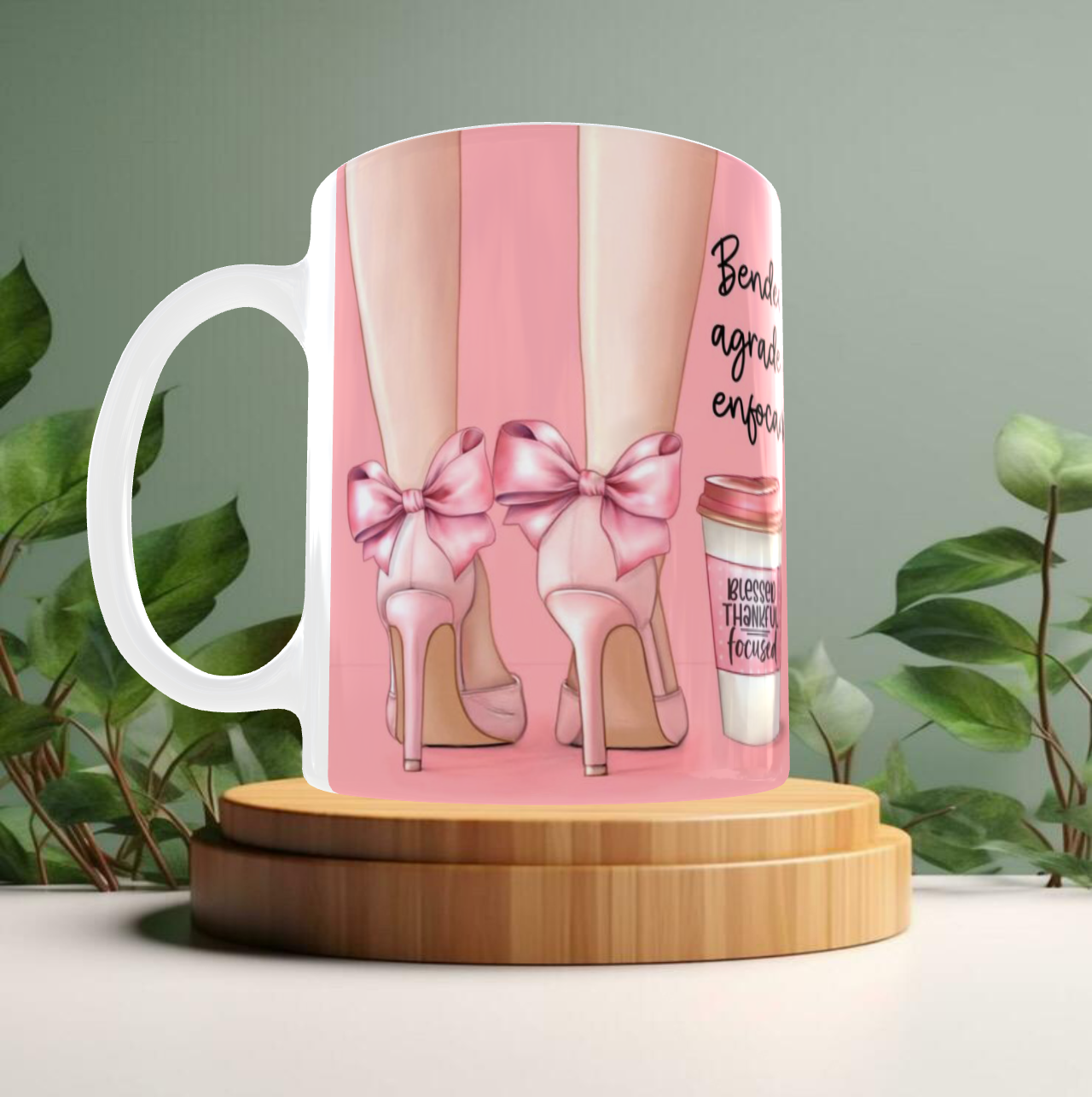Taza con diseño femenino elegante